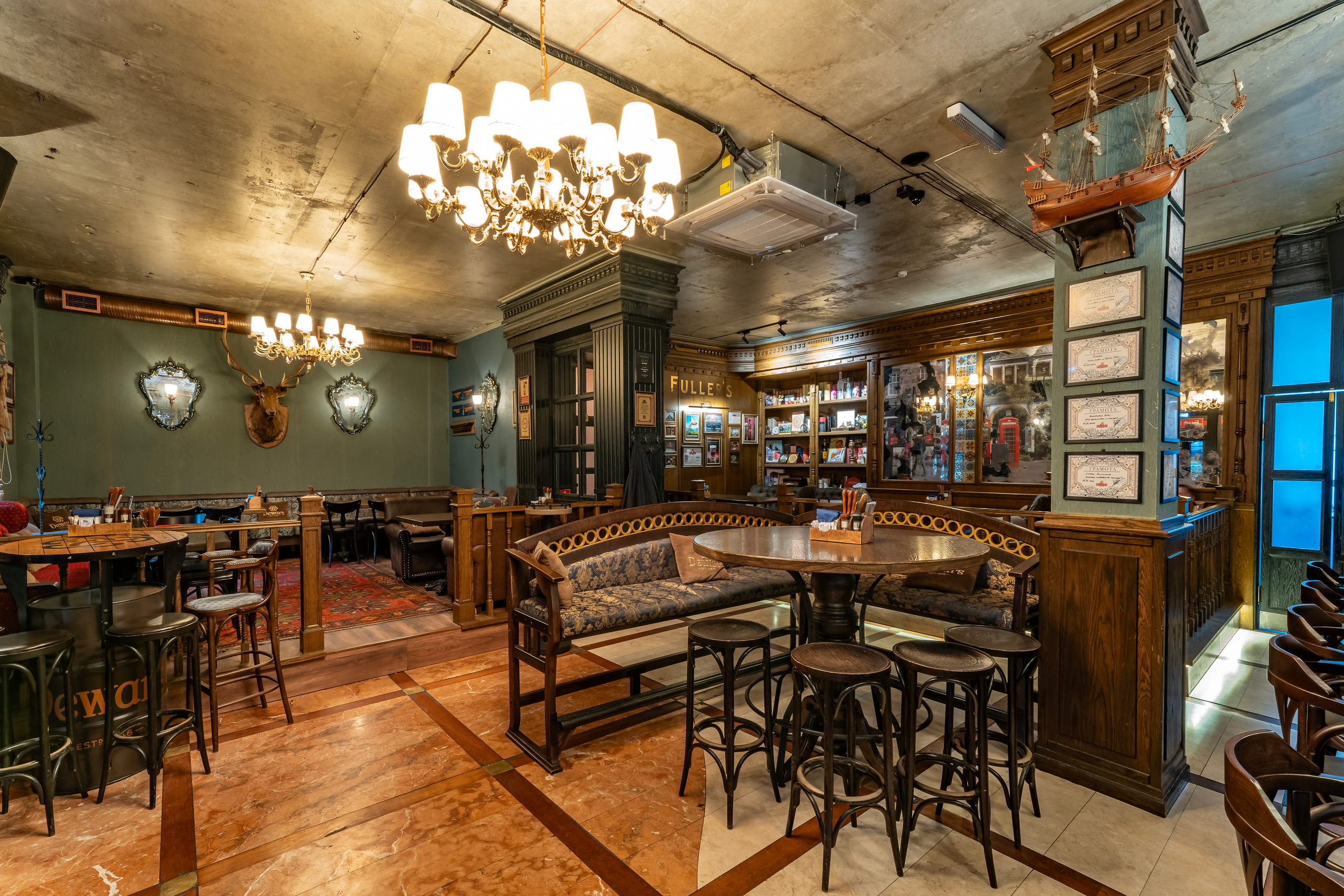 Алматы, Fuller's Pheasant Feather — первый паб сети Fuller's в Алматы, апрель 2025. Интерьерный фотограф Алматы