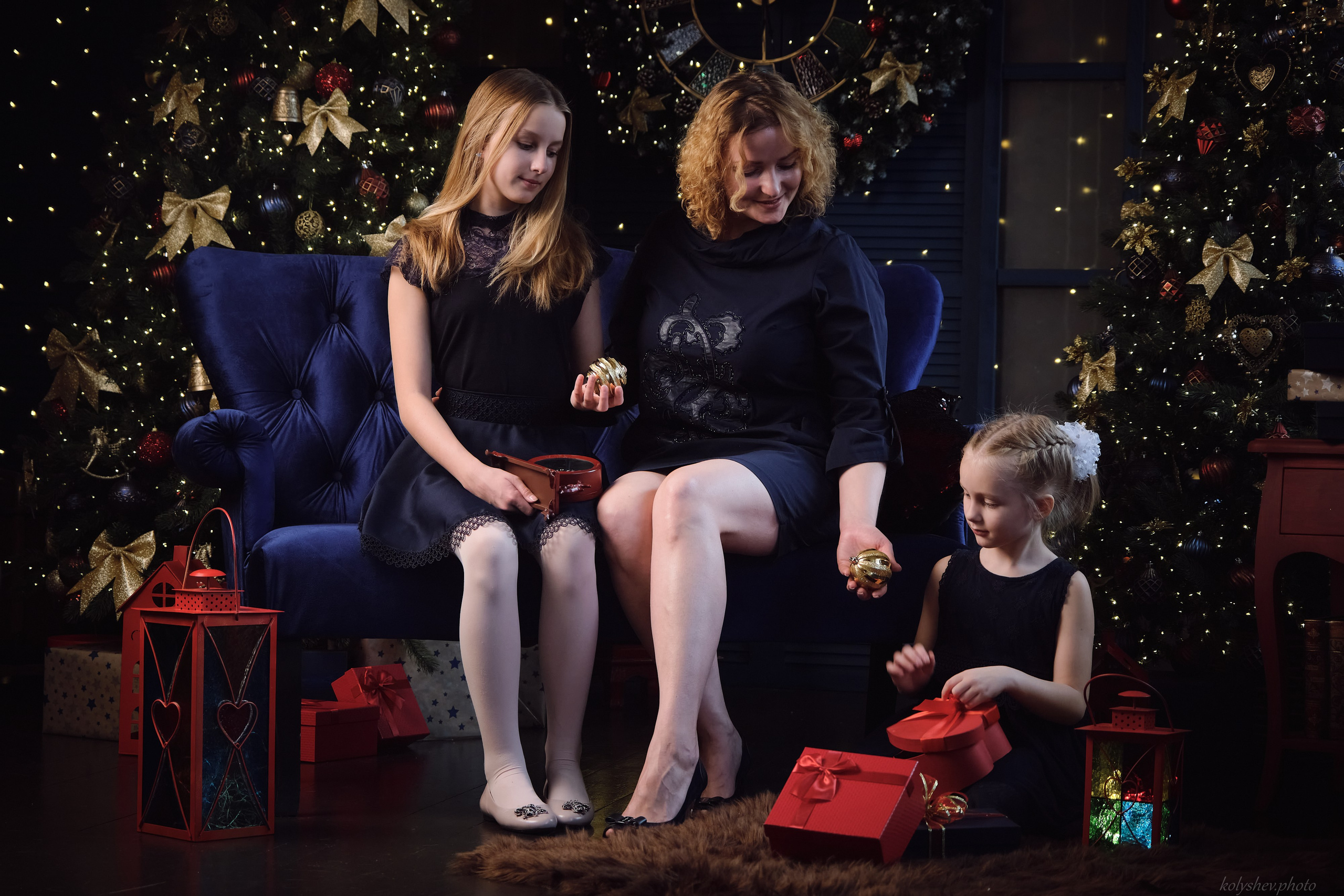 Семейная фотосессия мамы и дочек в студии в Москве фотограф Колышева Виктория. Портретный фотограф на новый год в Москве Виктория Колышева