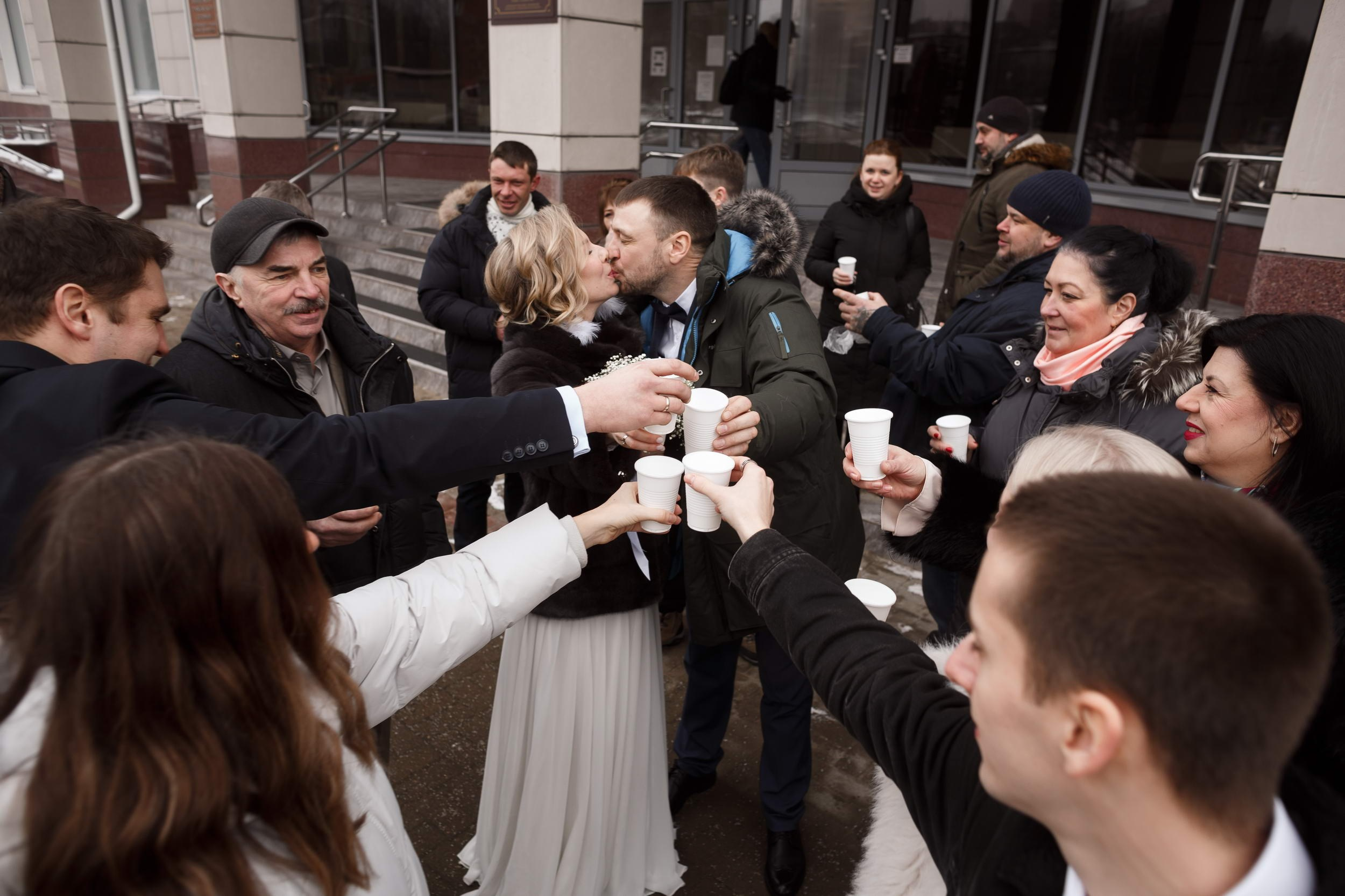 Свадьба в ЗАГСе Калининского района. Свадебный фотограф Игорь Брундасов 8PHOTO на свадьбу венчание загс СПб