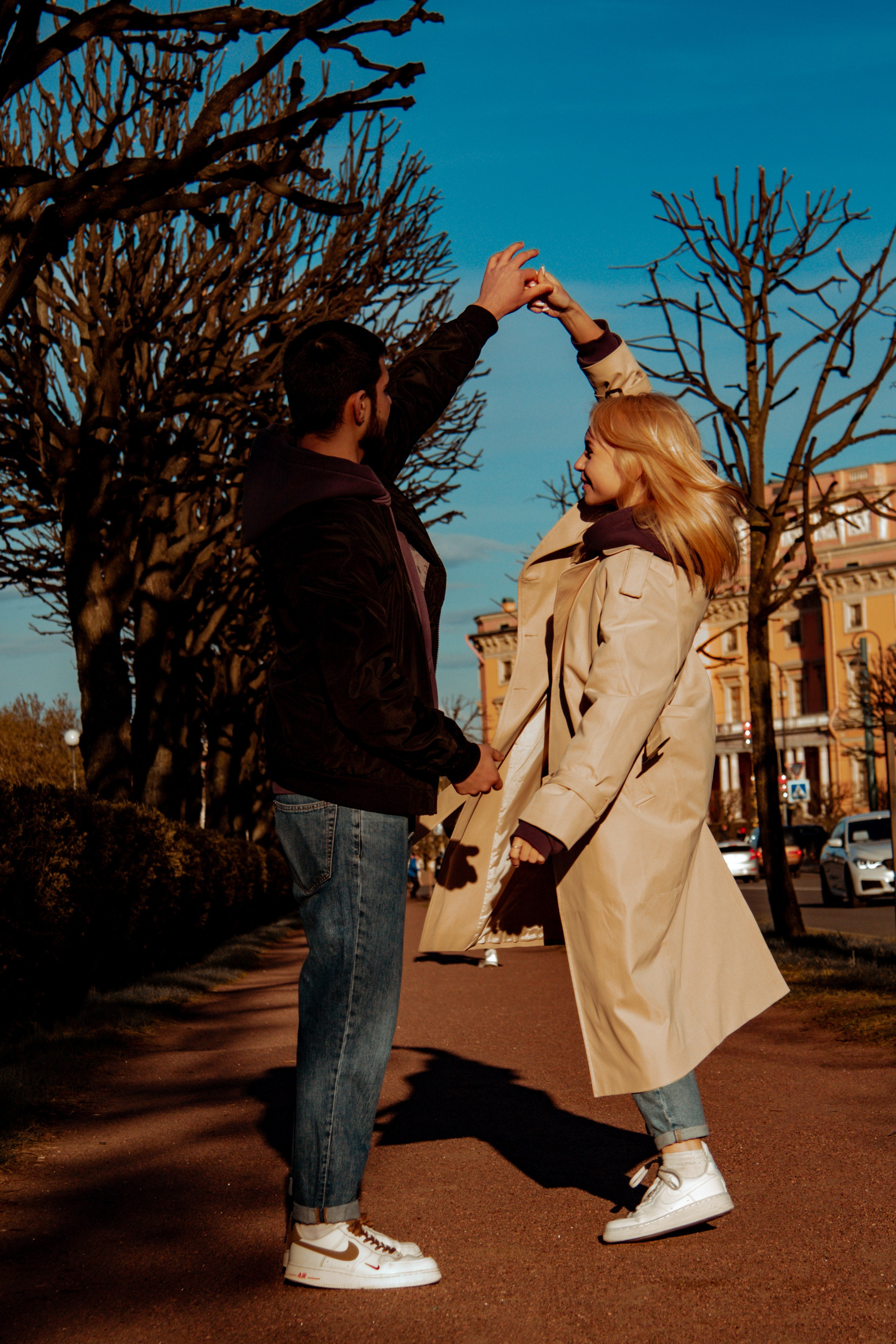 Золотой час в СПБ, поцелуи на мосту в Санкт-Петербурге  фотосессия двух влюбленных в СПБ