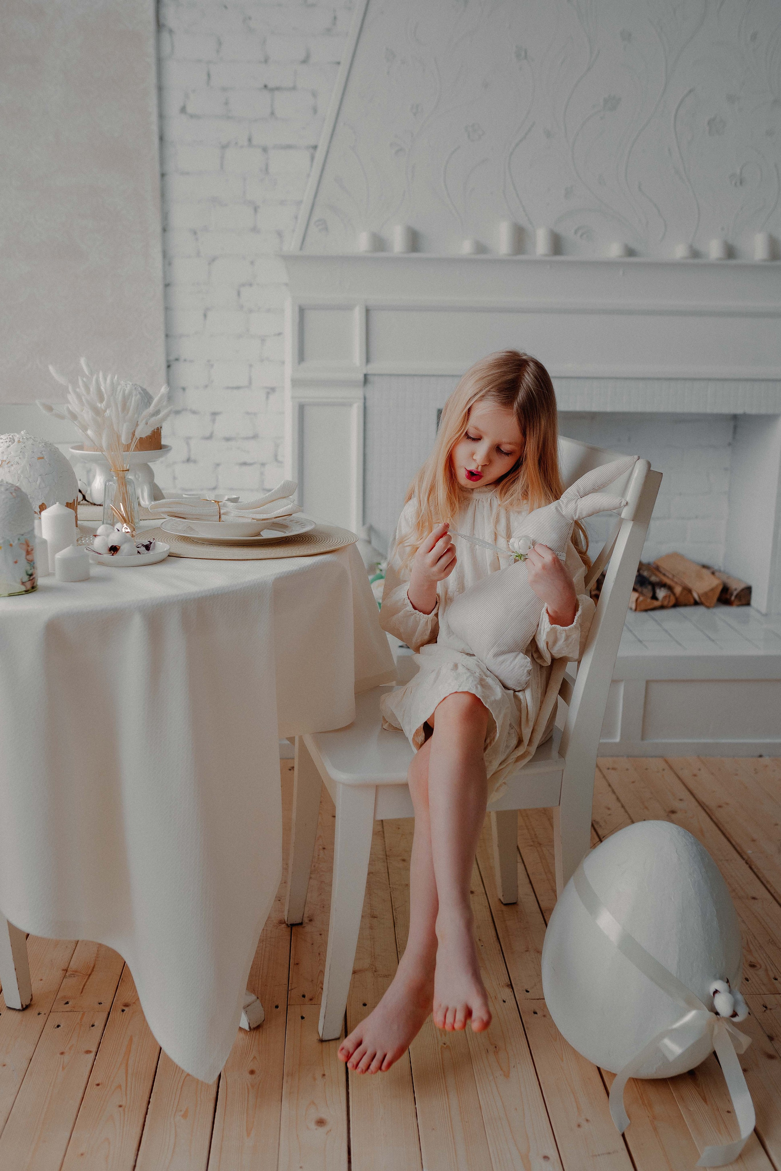 Семейный фотограф спб, фотосессия с зайчатами, фотография ребенка в пасхальном интерьере, фотограф санкт-петербург, детская фотосессия, белый интерьер, пасха, пасхальные яйца, девочка в белом платье, фотосессия с кроликом, куличи, пасха, пасхальное убранство, пасхальный стол