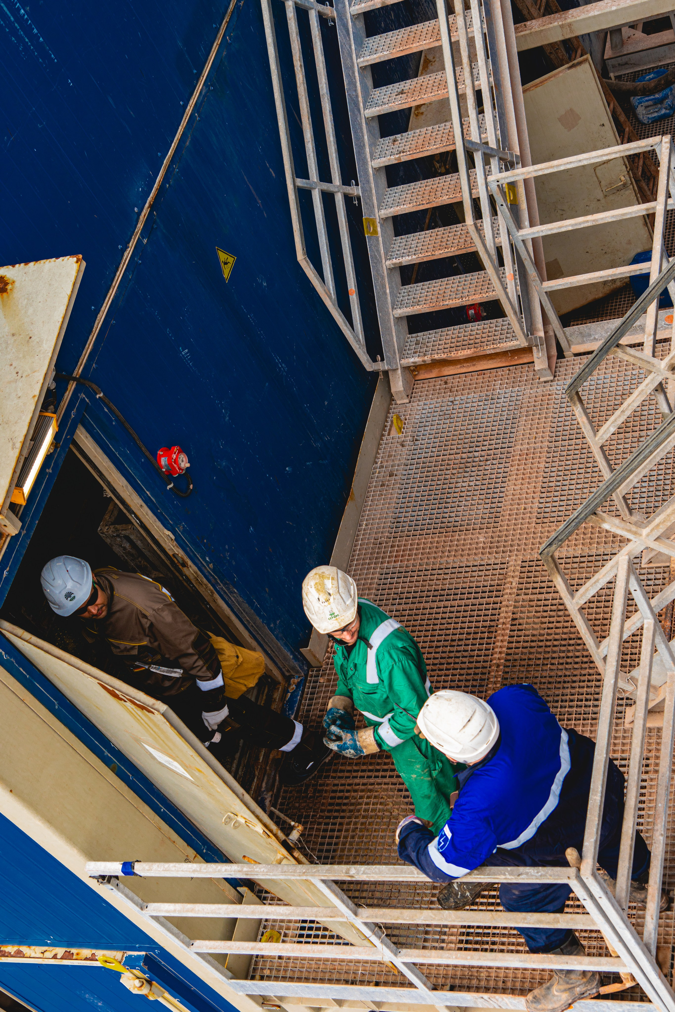 Репортажная (документальная) фотография. Занимаюсь профессиональной фотографией и живу рядом с Байкалом. Работаю в разных жанрах