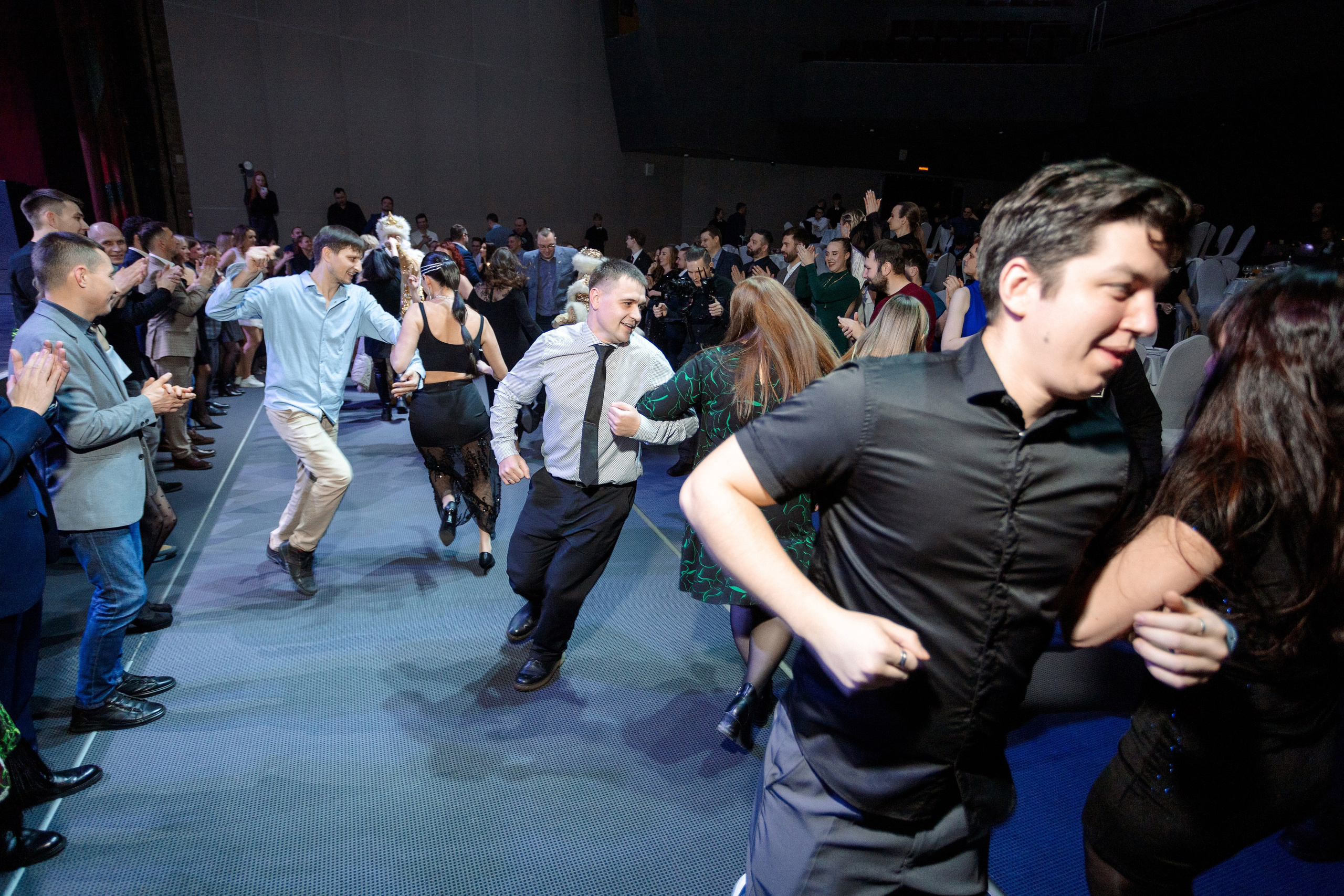 РЕПОРТАЖ: НОВЫЙ ГОД В ДК МЕТАЛЛУРГ. Профессиональный фотограф в Ижевске Леша Петров