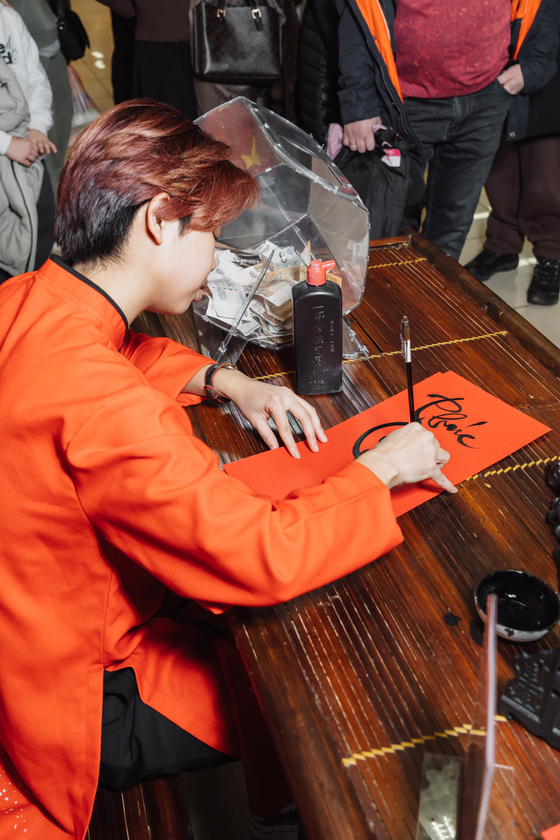 вьетнамский парень занимается каллиграфией 