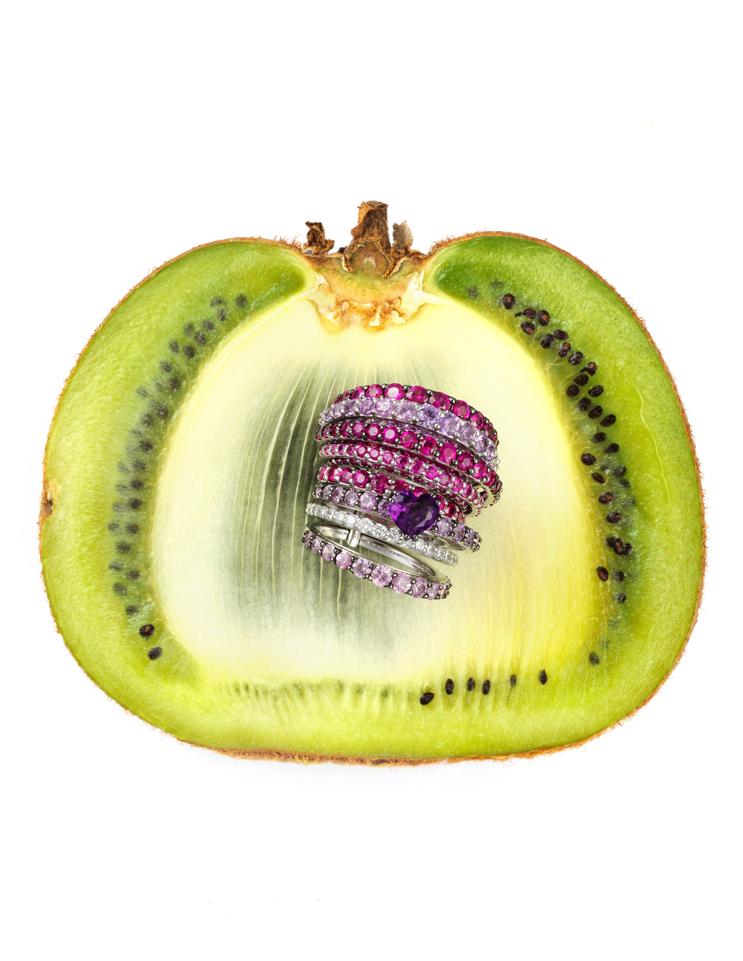 Ювелирные изделия. Предметная фотосъемка антиквариата, ювелирных украшений, камнерезных изделий, картин, предметов искусства и коллекционных предметов