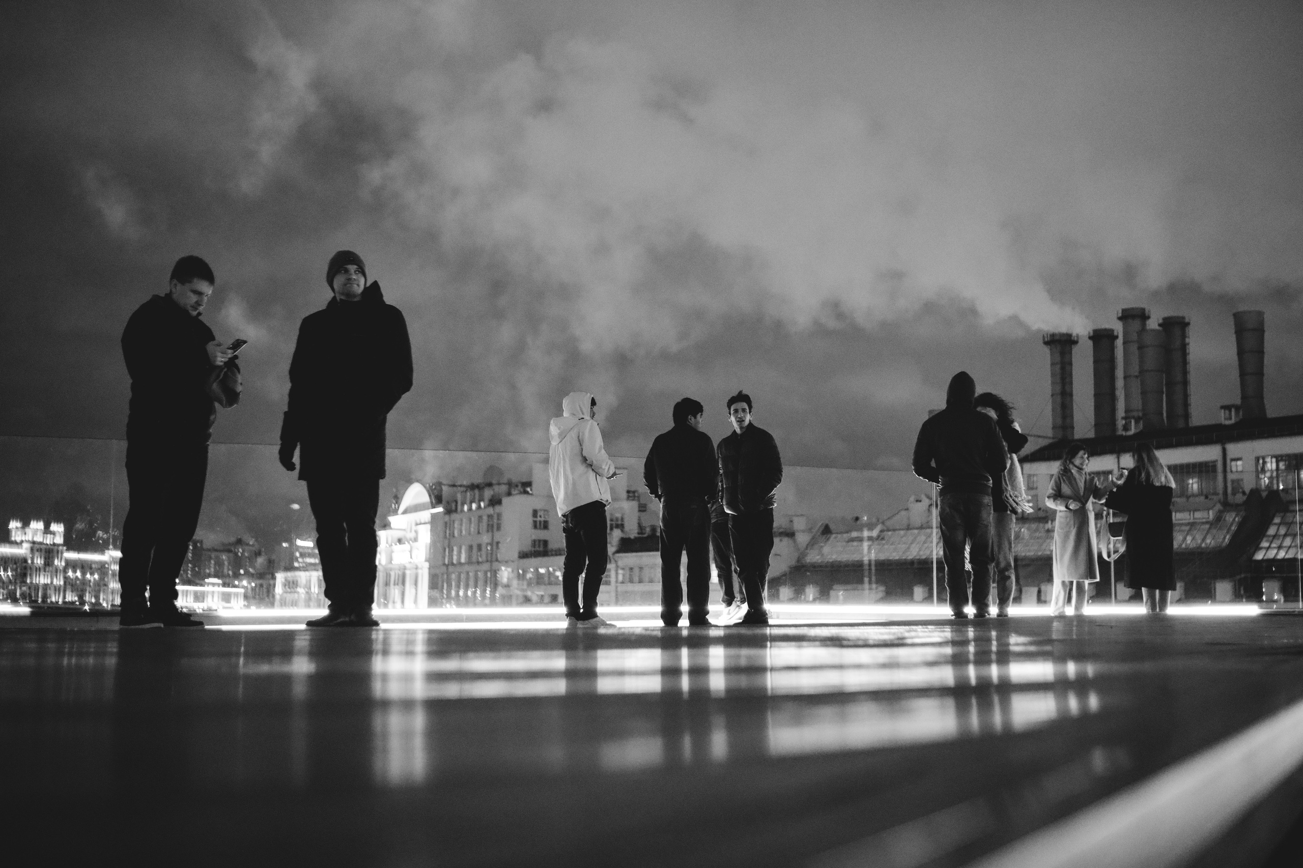 скопление людей на парящем мосту в Зарядье на фоне пара из труб тэц