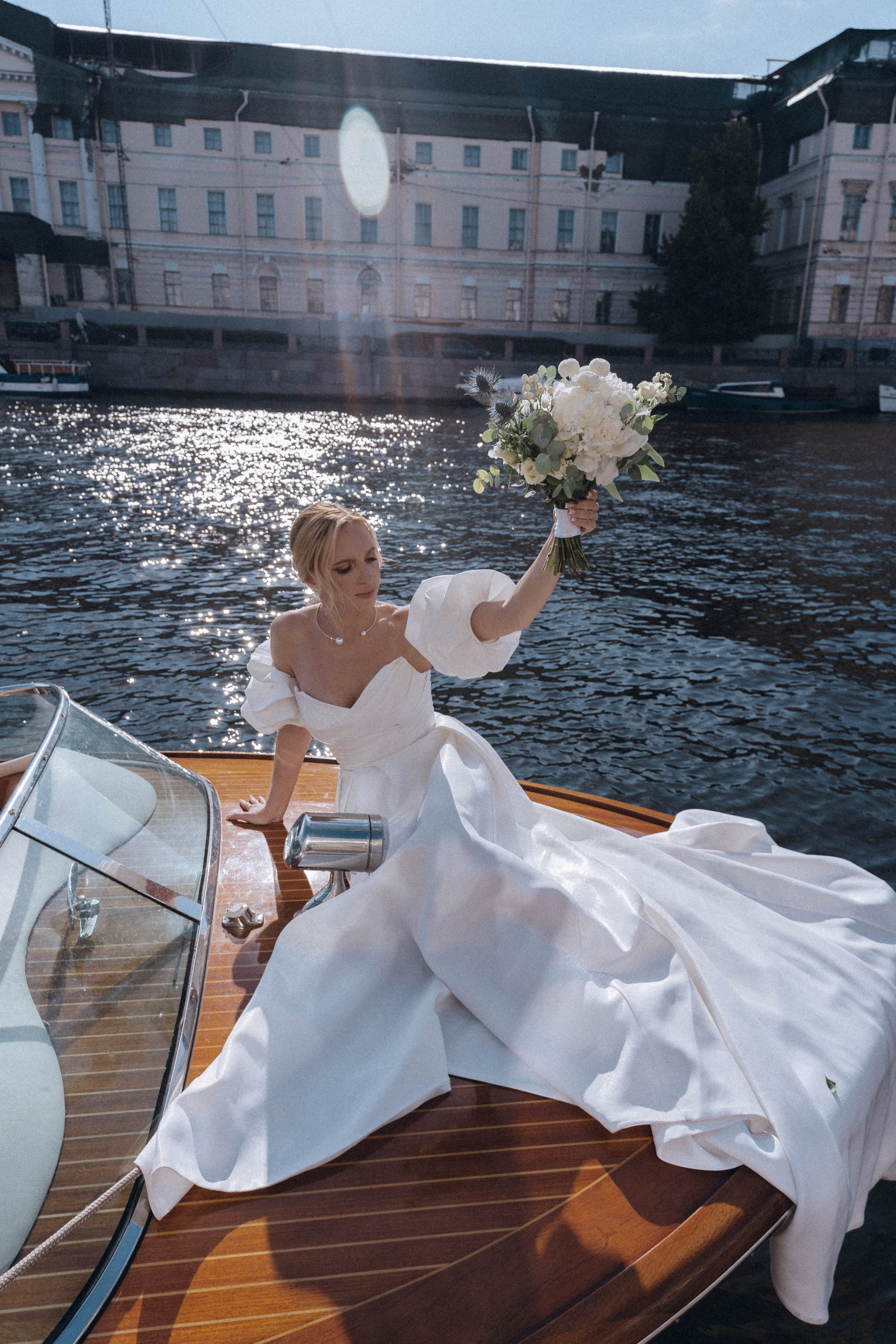 СВАДЕНБНАЯ СЬЕМКА НА КАТЕРЕ ПО КАНАЛАМ САНКТ-ПЕТЕРБУРГА И В АКВАТОРИИ НЕВЫ. Профессиональный фотограф, Санкт-Петербург — Виктория Богомолова