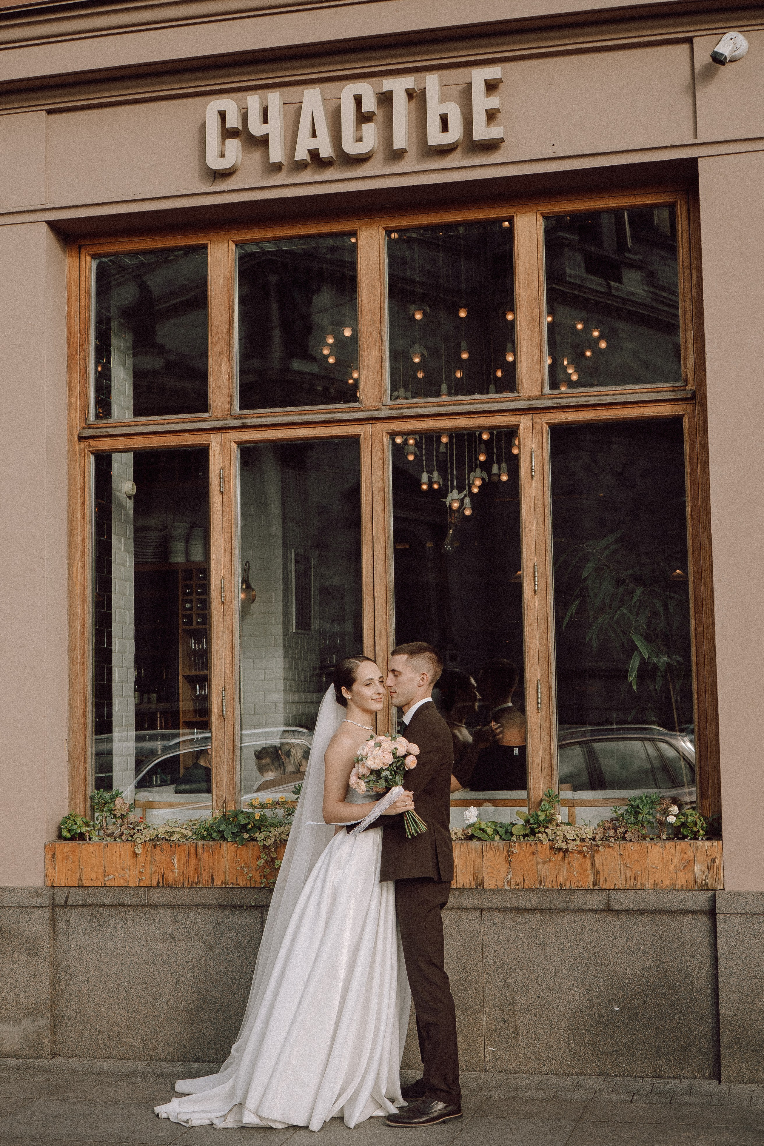 СВАДЕБНАЯ ПРОГУЛКА В САНТК-ПЕТЕРБУРГЕ (ИСАКИЕВСКИЙ СОБОР, ЗИМНЯЯ КАНАВКА, ЭРМИТАЖ И БОЛЬШАЯ МОРСКАЯ УЛИЦА). Профессиональный фотограф, Санкт-Петербург — Виктория Богомолова