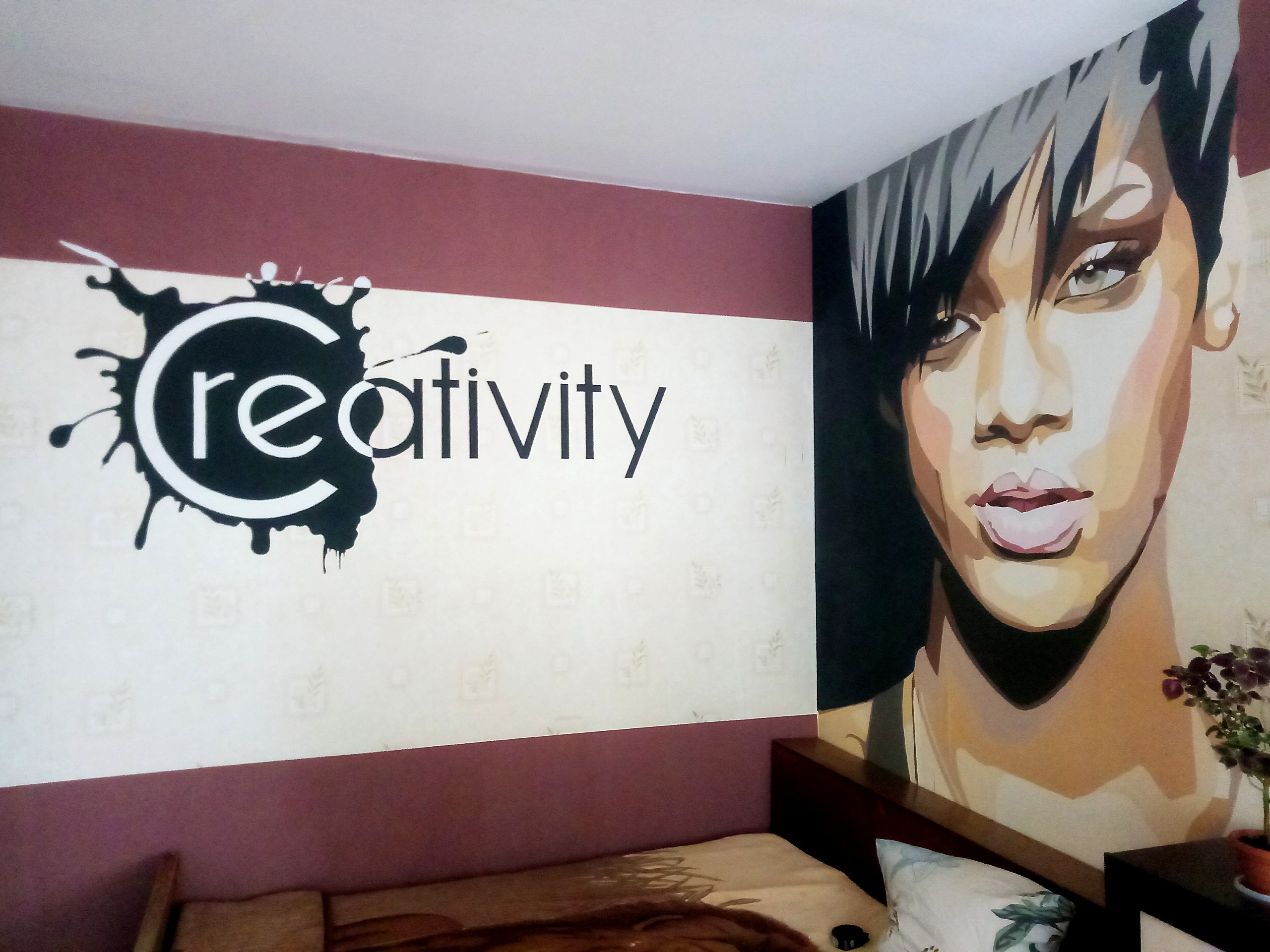 Девушка смотрит прямо перед собой, ее волосы красивые