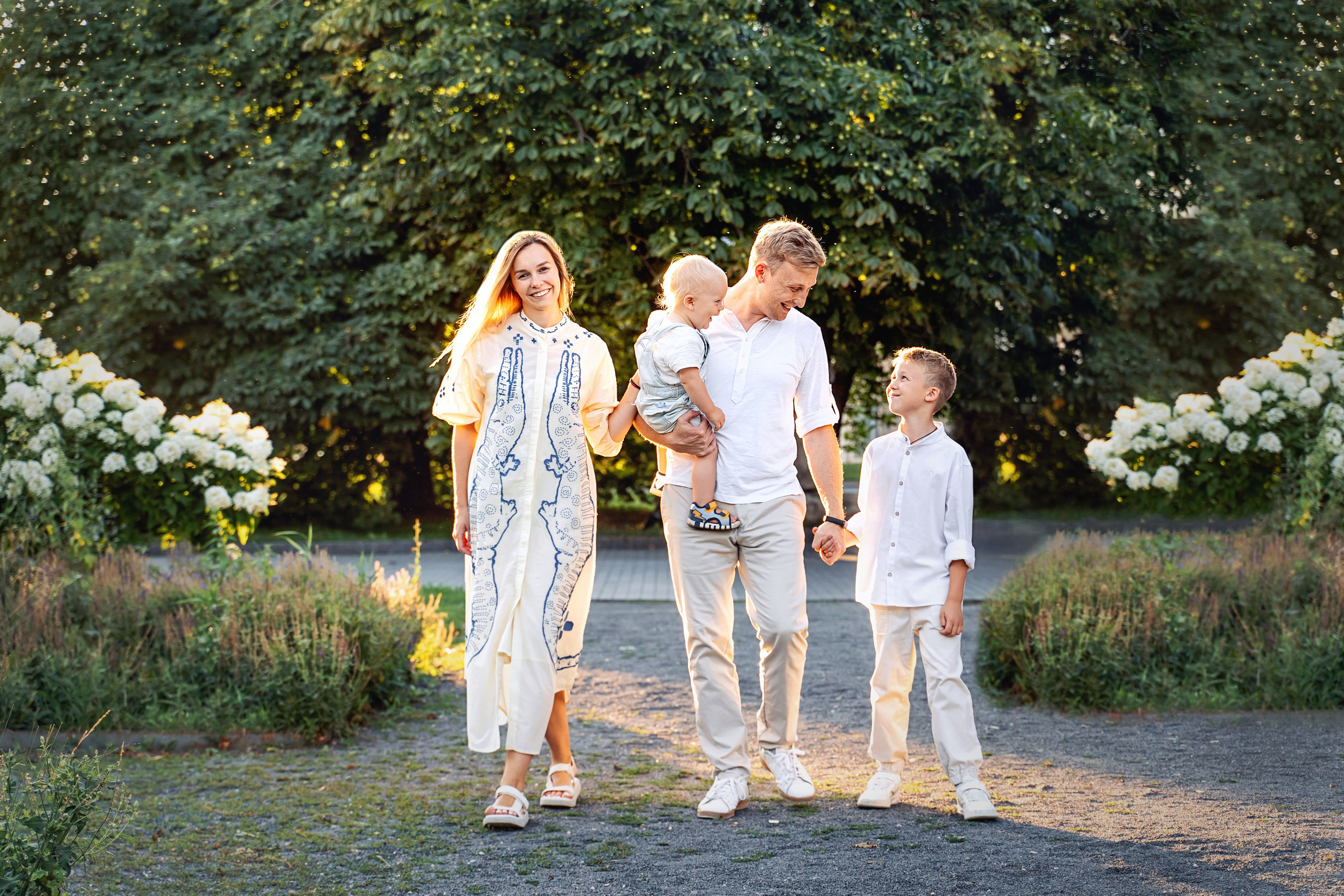 Семейная прогулка в парке Музеон на закате. Фотограф \ Видеограф на Крещение, Венчание Москва| Семейные съемки