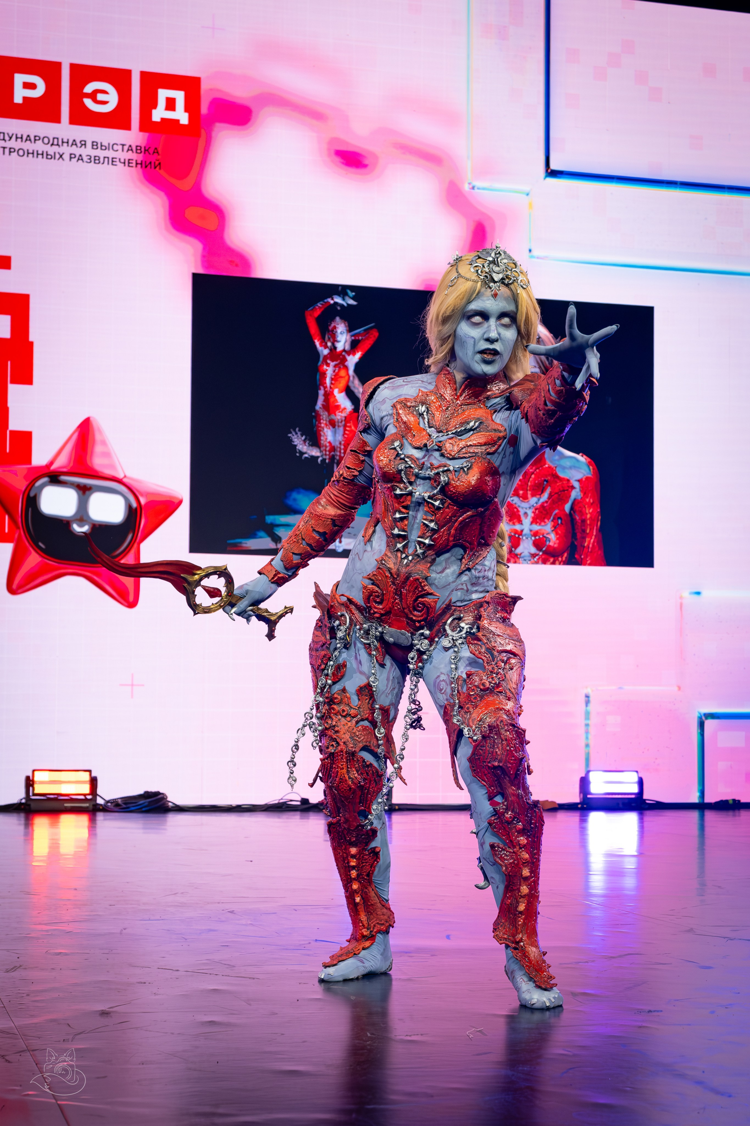 Сцена РЭД ЭКСПО 2024. Косплей фотограф