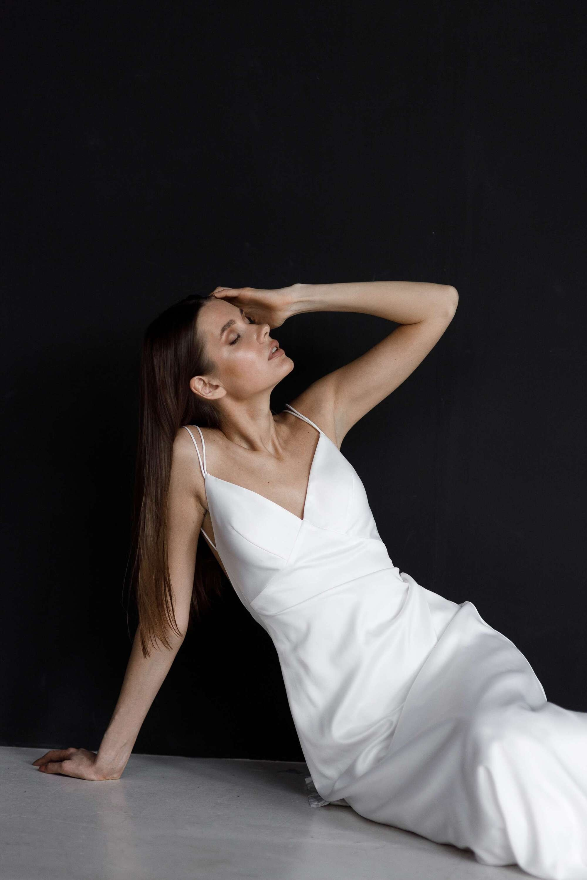 Невеста в темных тонах с черным букетом