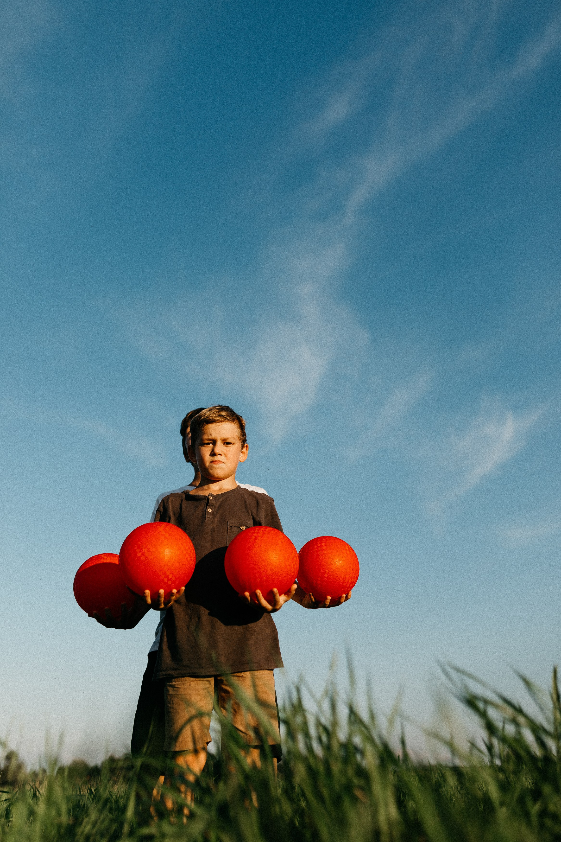 Фотосессия с красными мячами. Семейный фотограф Маша Тимофеева | Москва