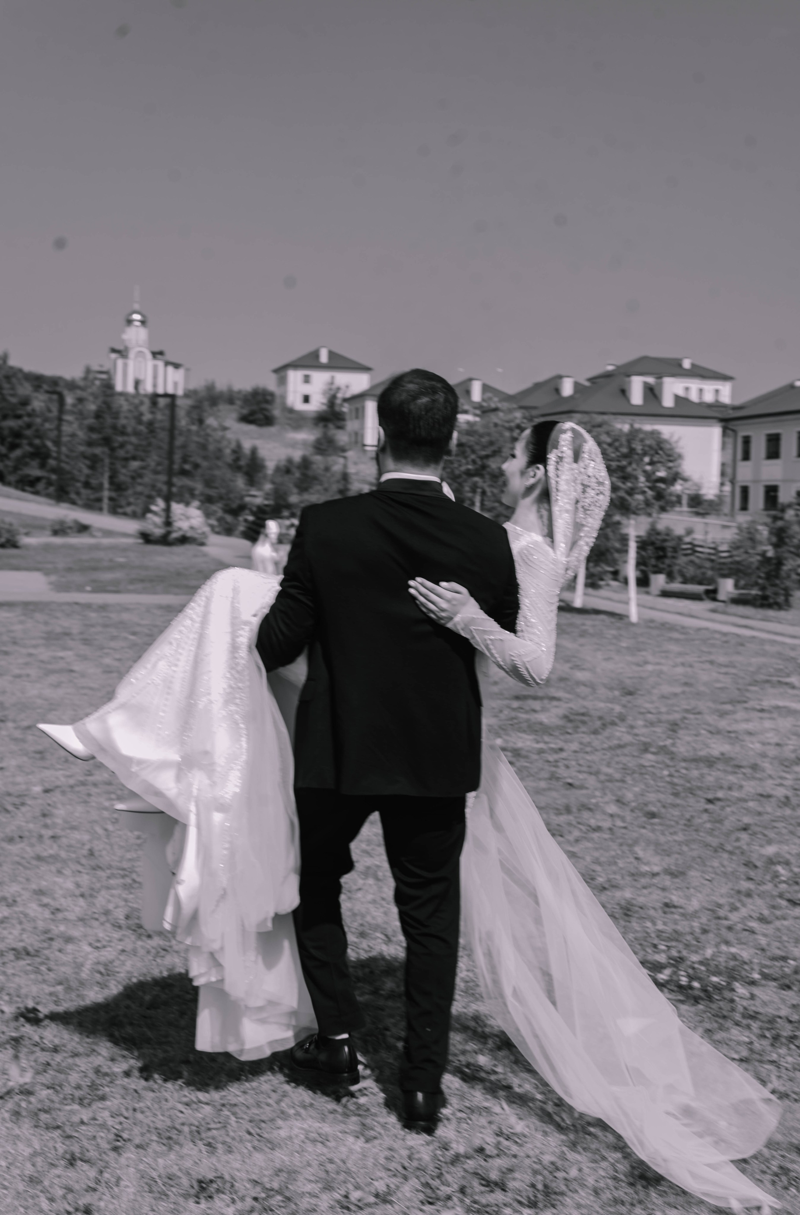 Жених несёт невесту на руках