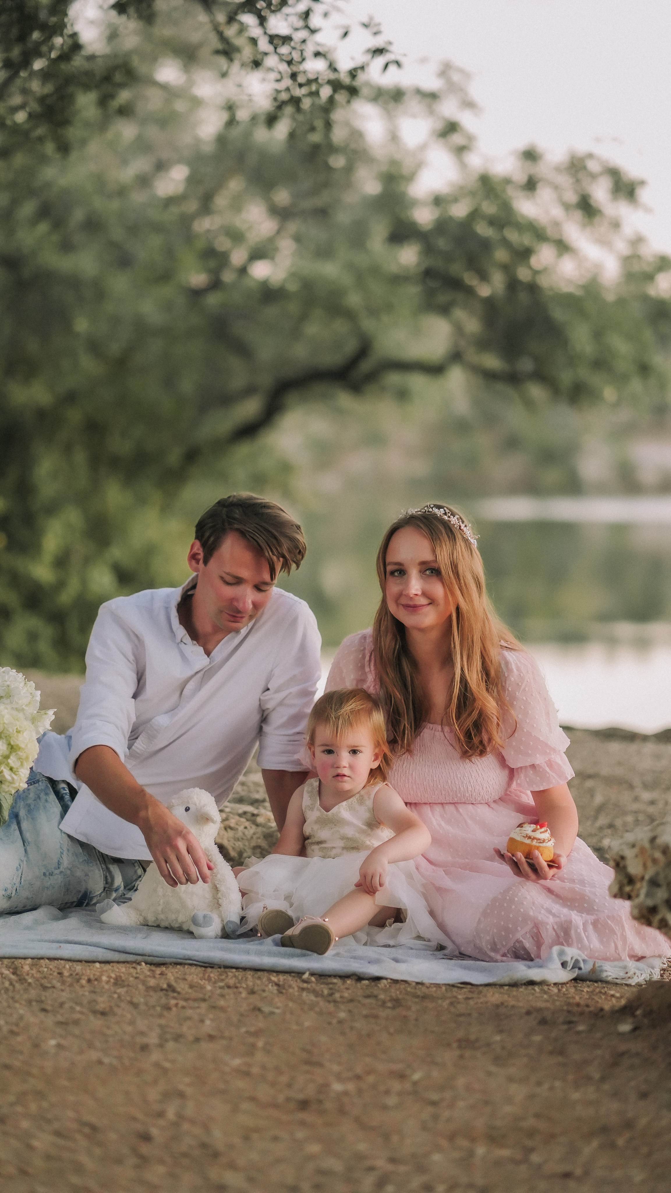 Family snuggles & smiles — cozy family photos