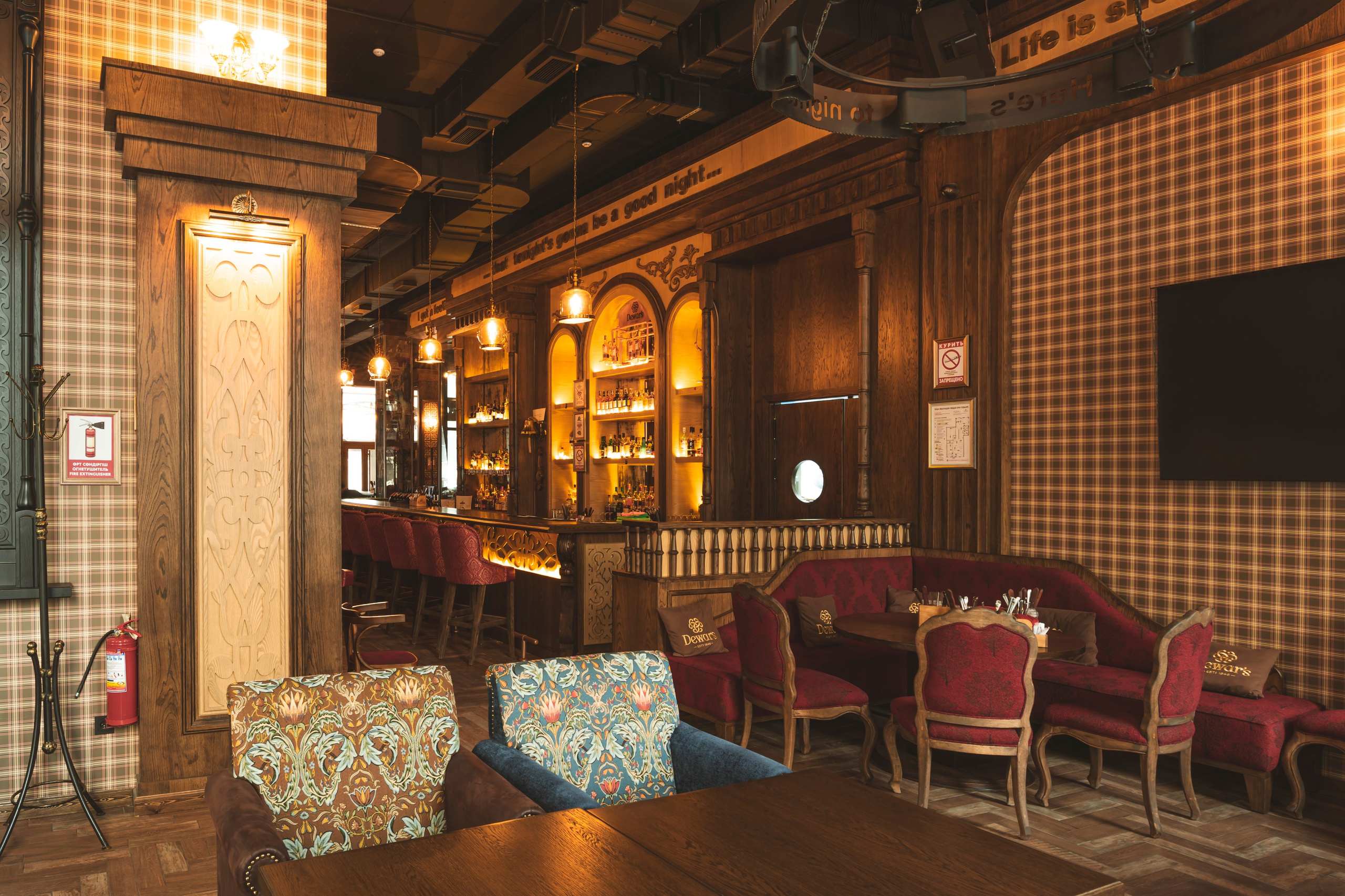 Алматы, Fuller's Central Avenue — самый большой паб сети, ЖК Central Avenue, январь 2026. Интерьерный фотограф Алматы