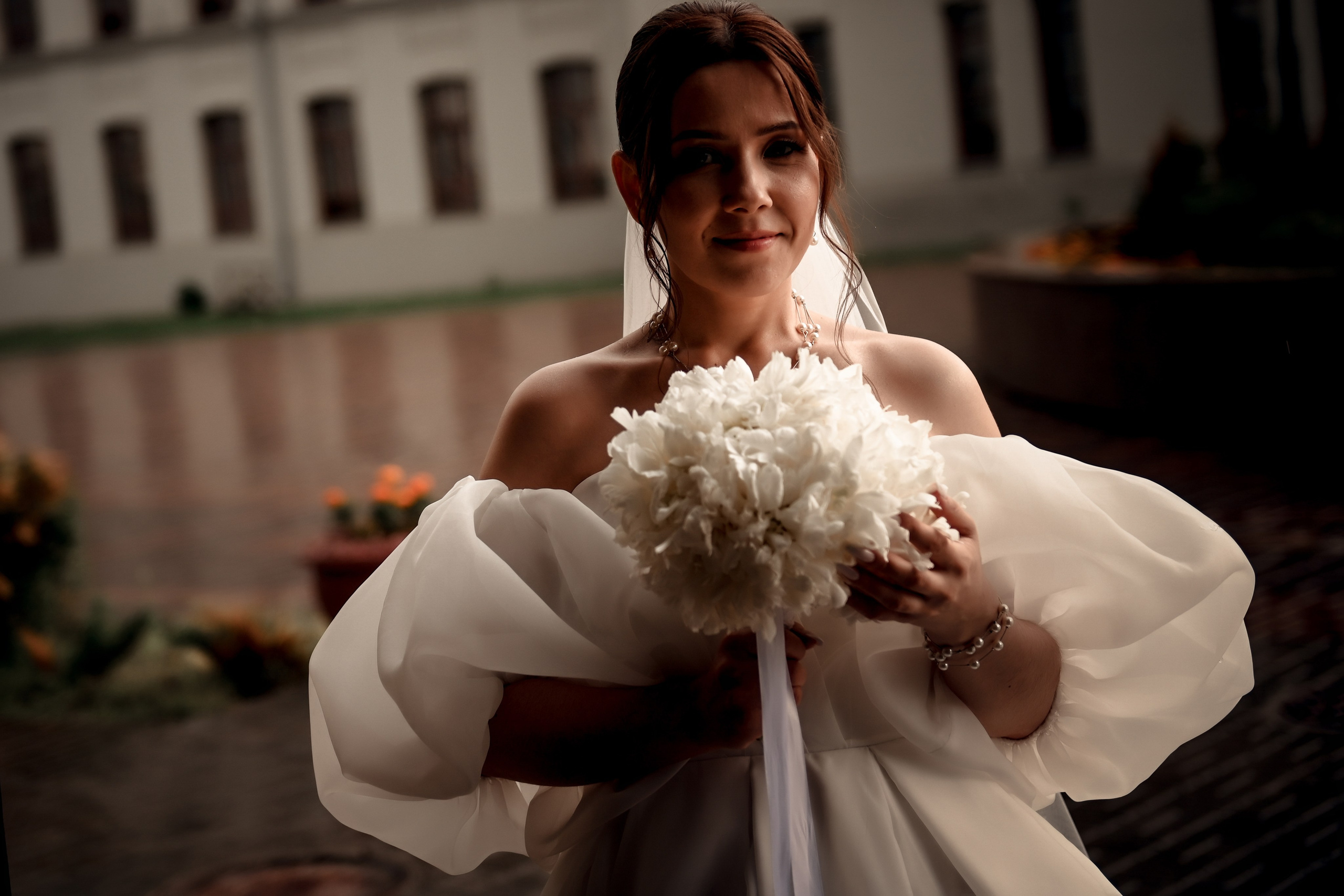 Небольшая свадебная серия в музее и прогулкой под дождем Эльмиры и Ризата. Свадебный, семейный, детский, контент фотограф в Омске Максим Ильин