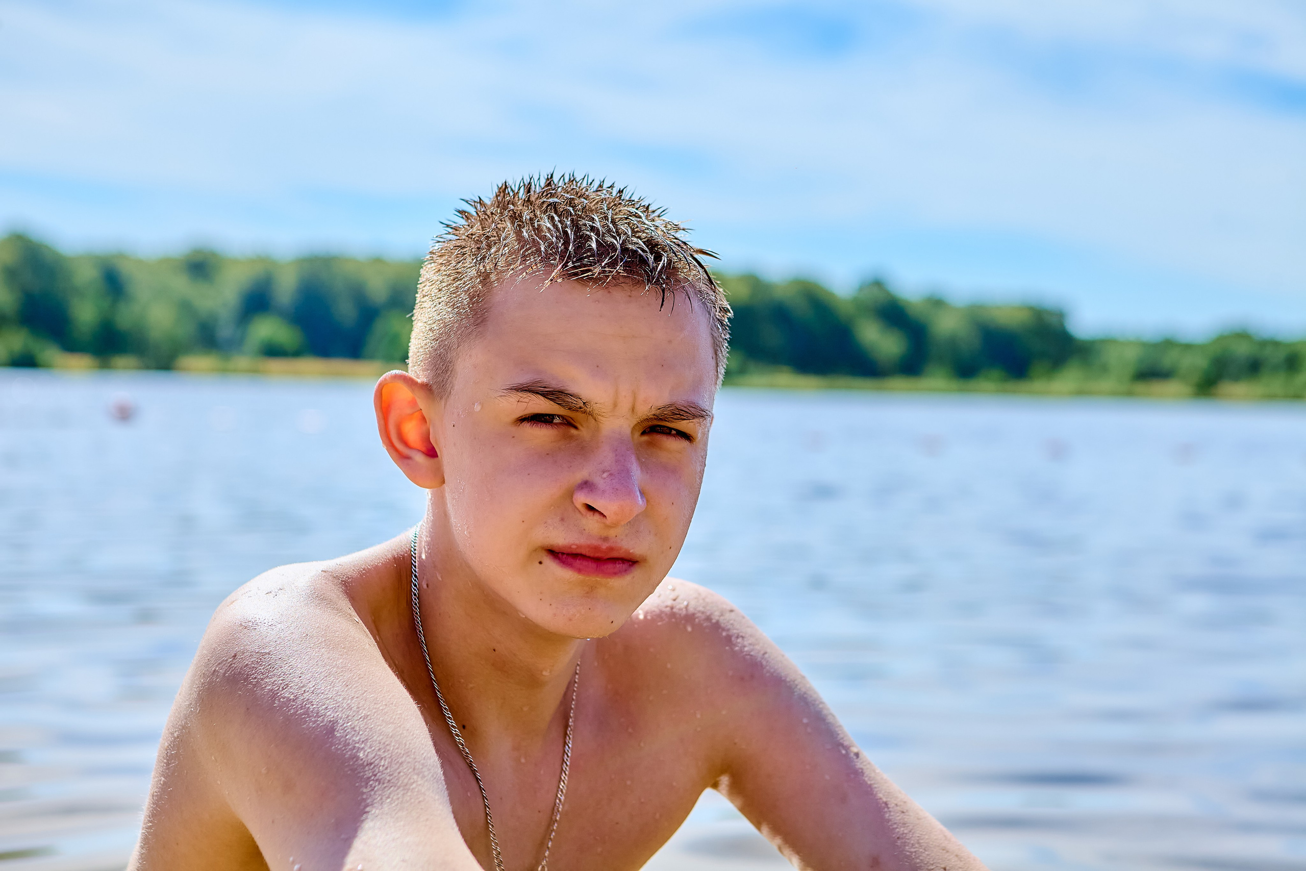 Семейная прогулка летом на озере