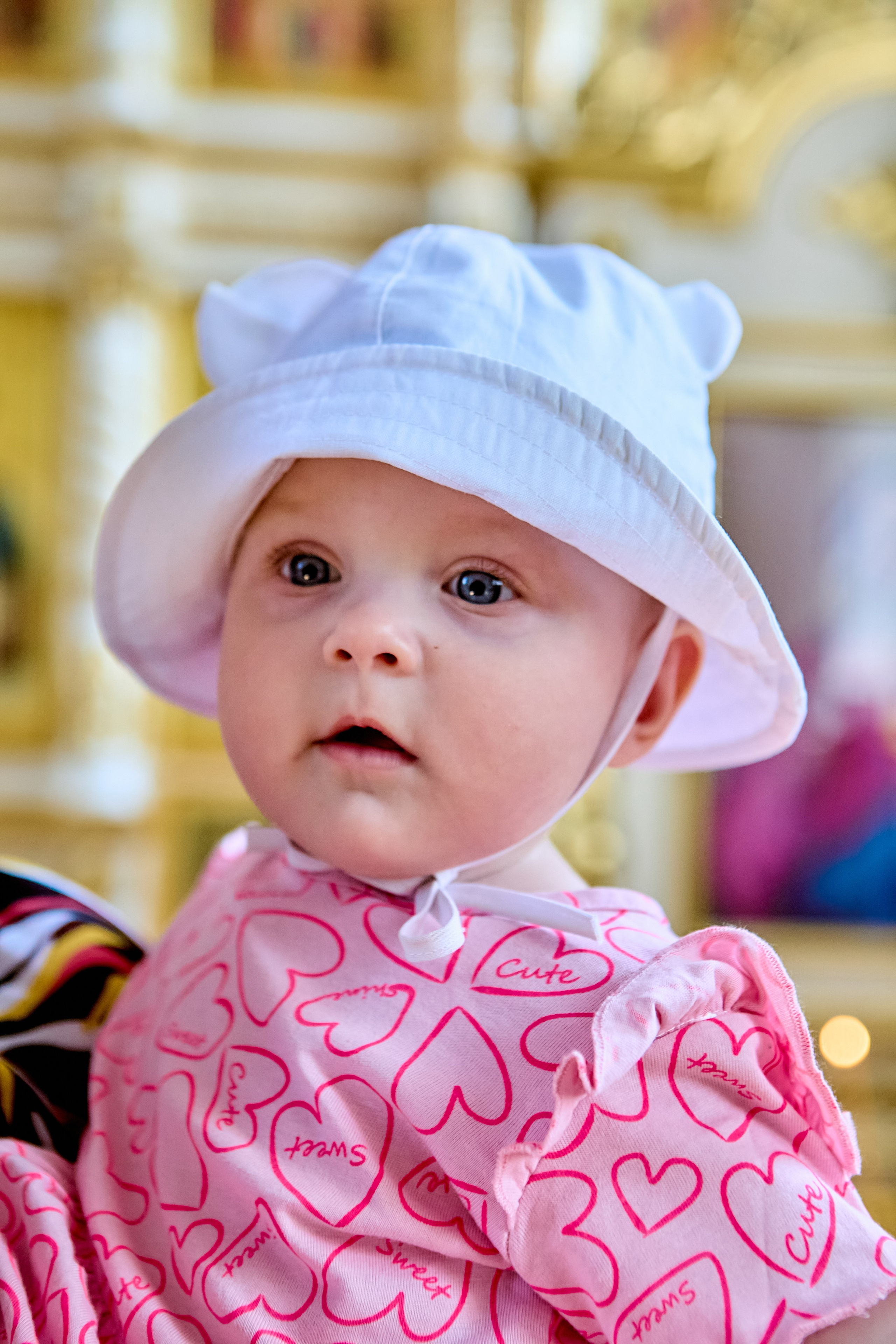 Портрет маленькой девочки в розовом летнем платье и в белой панамке