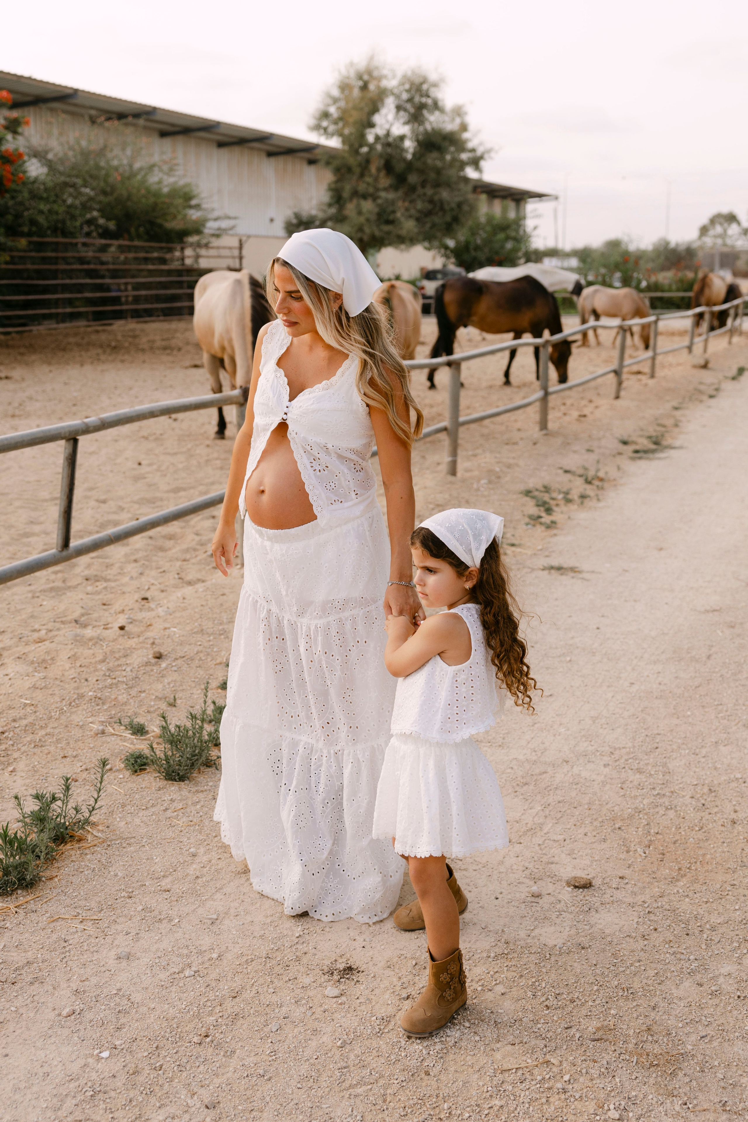 Pregnancy photoshoot at the horse farm. Главная