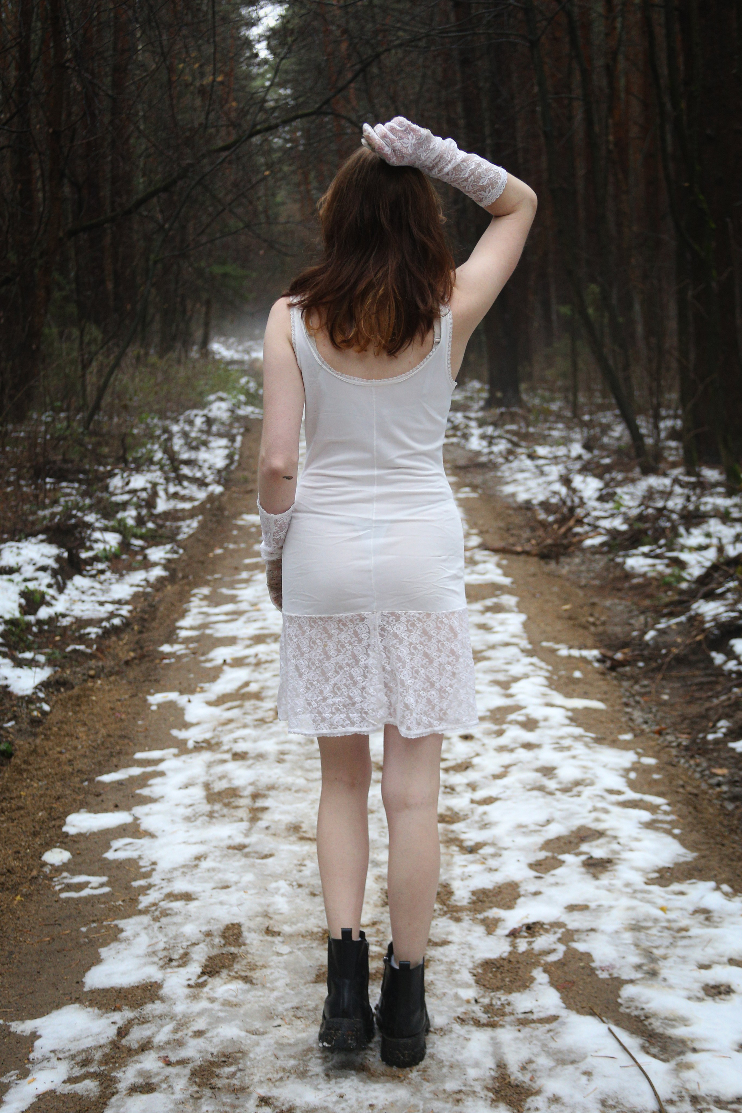 Полина на снегу босиком. Фотограф Пермь. Фотосессия в фотостудии Перми и на свежем воздухе