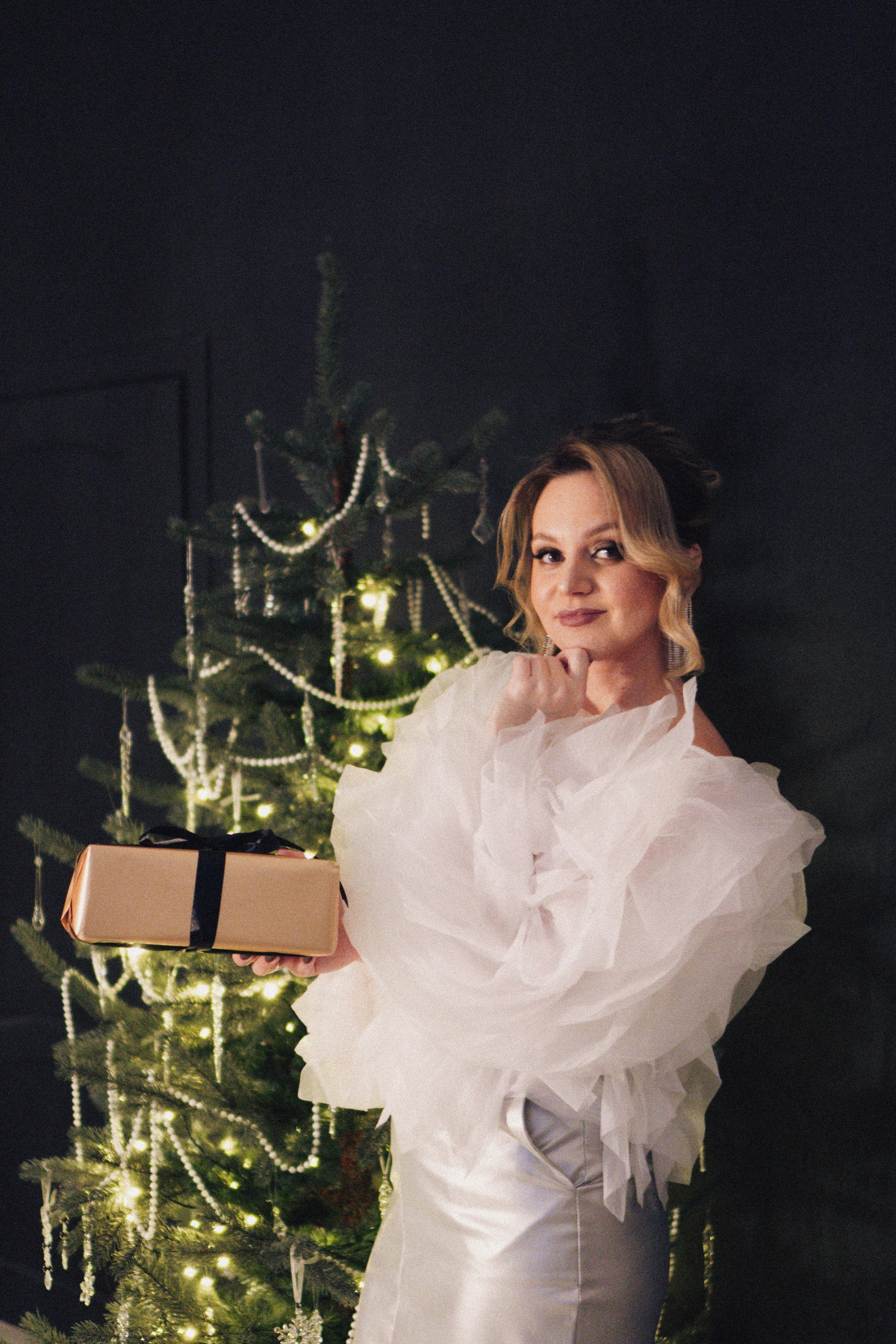 НОВОГОДНЯЯ ФОТОСЕСИИЯ В СТУДИИ ДЛЯ ДЕВУШКИ И ПРОГУЛКА ПО ЧЕРНЫШЕВСКОЙ. Профессиональный фотограф, Санкт-Петербург — Виктория Богомолова