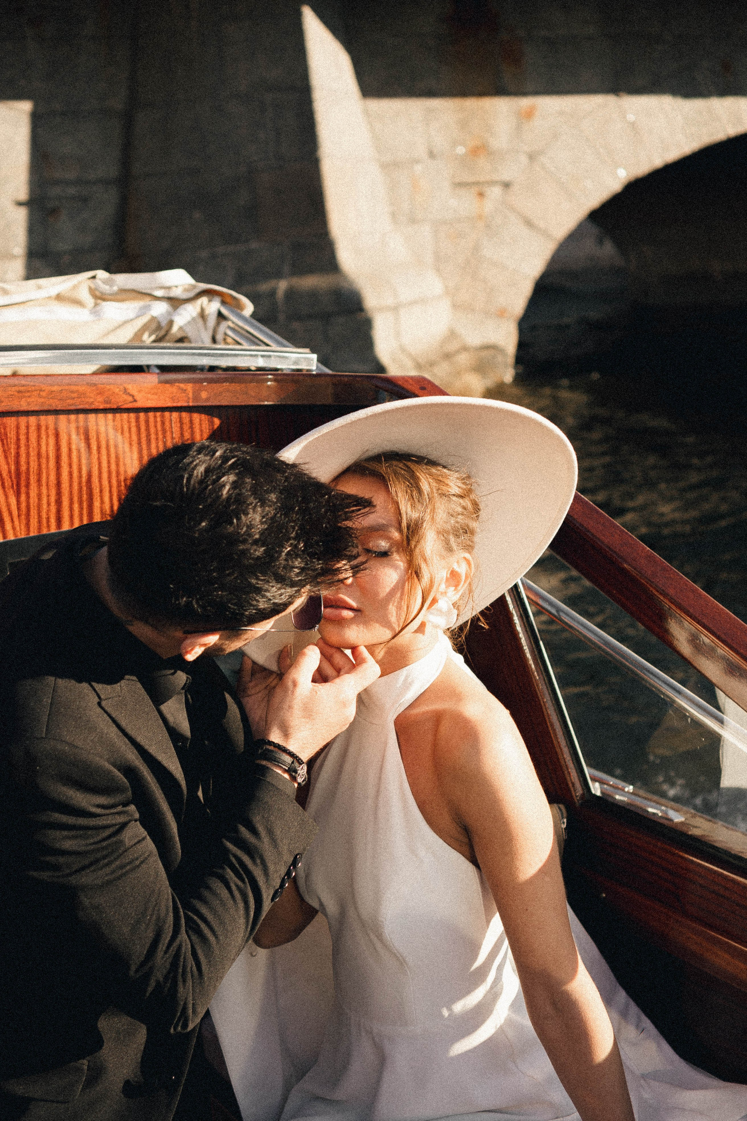 СВАДЕНБНАЯ СЬЕМКА НА КАТЕРЕ ПО КАНАЛАМ САНКТ-ПЕТЕРБУРГА И В АКВАТОРИИ НЕВЫ. Профессиональный фотограф, Санкт-Петербург — Виктория Богомолова