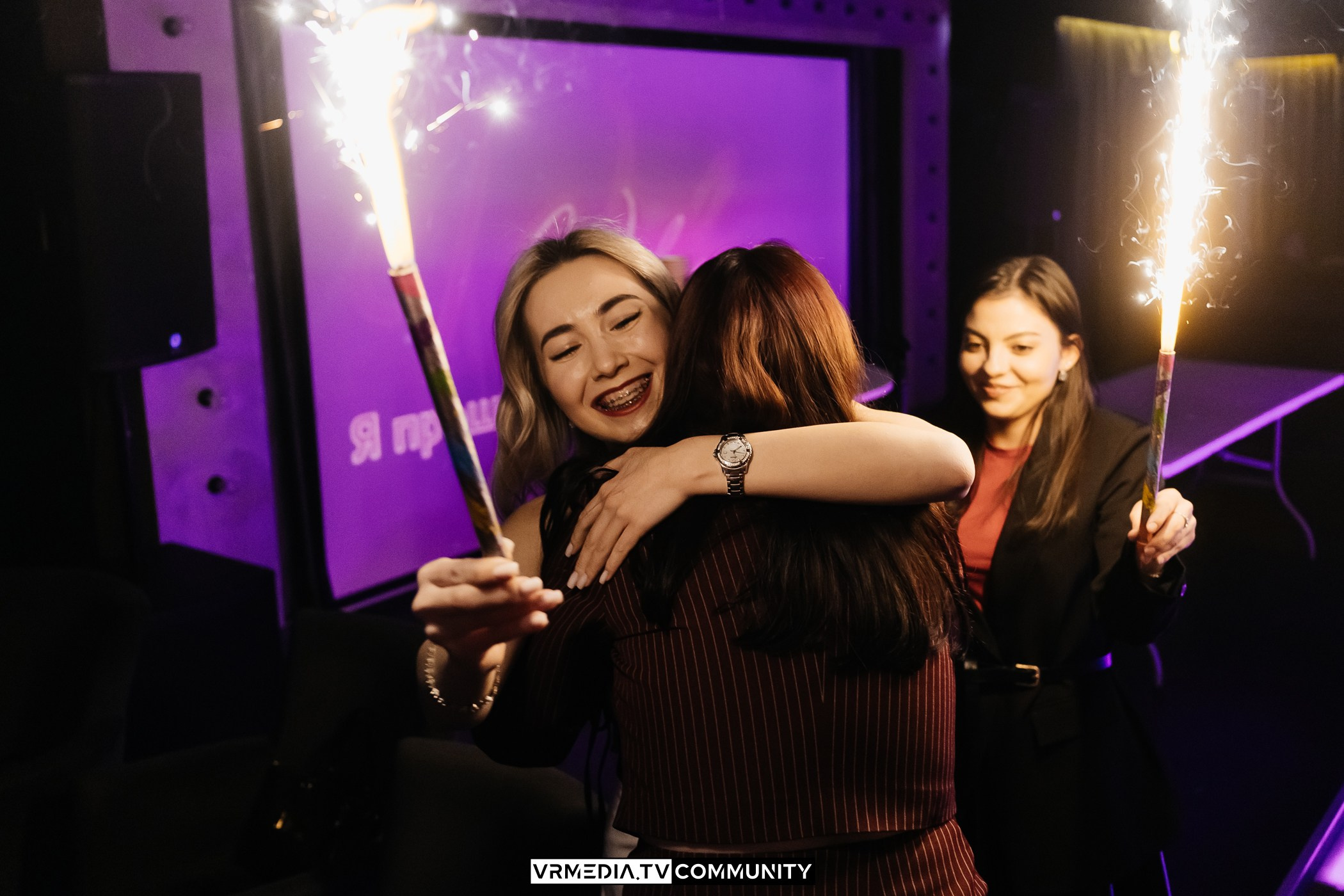 Караоке-бар «Volna»: Мир, труд, май, запевай