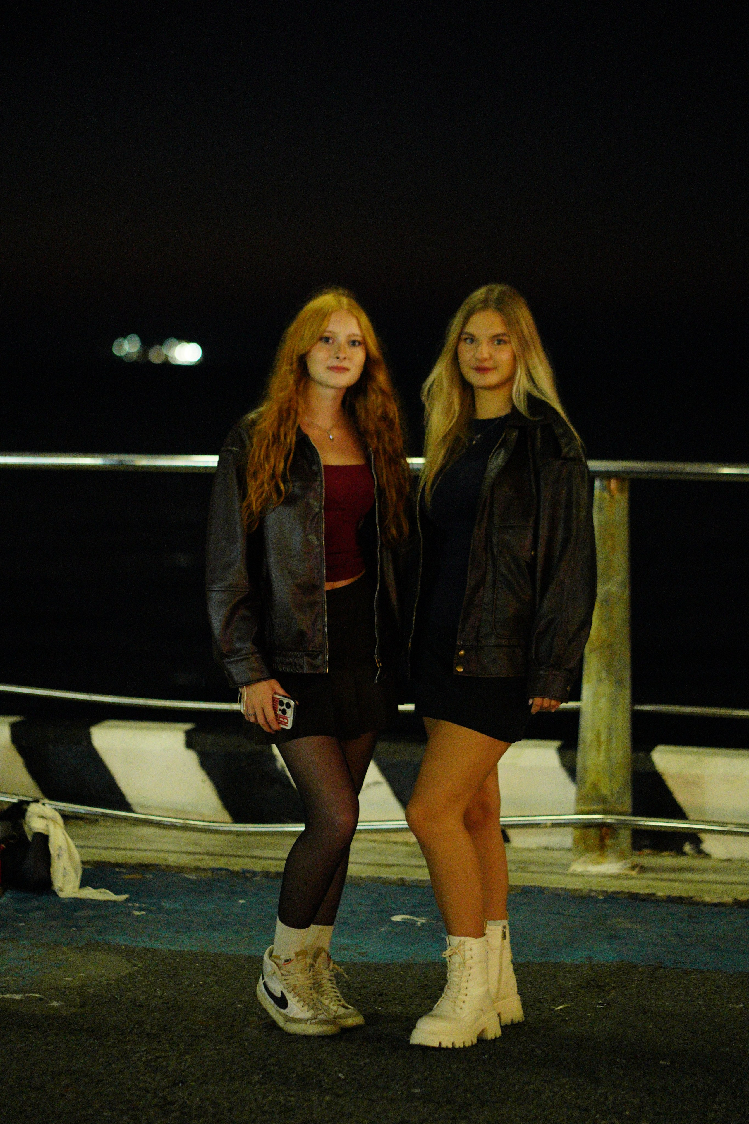 две милые красотки фото у моря