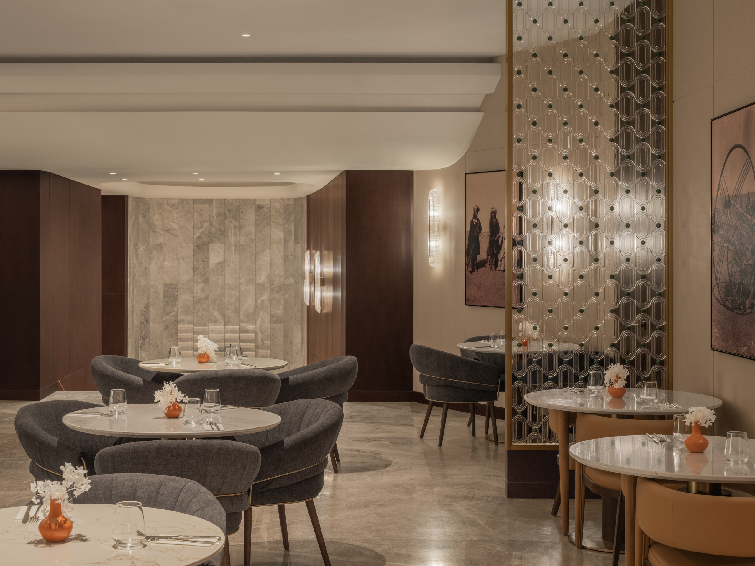 Интерьер зала завтраков в отеле Казахстан после обновления — архитектурная съёмка