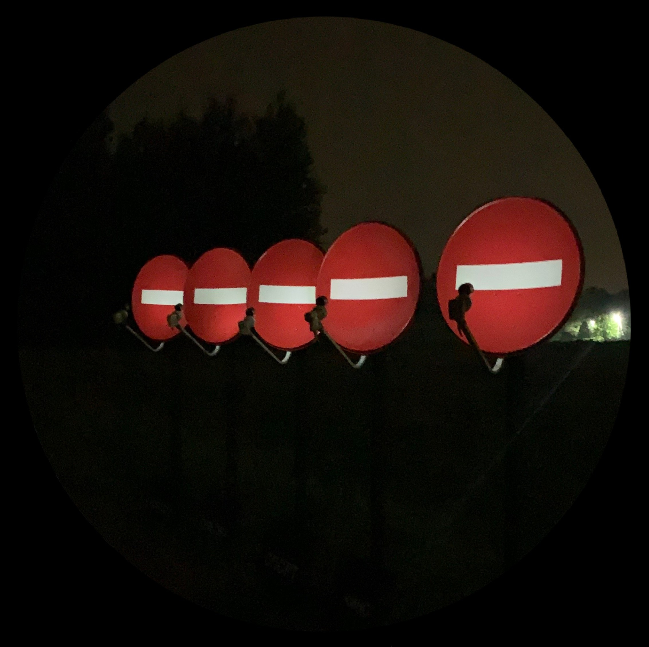 Спутниковые тарелки превращенные в знаки стоп-сигналов расположенные в поле совриск