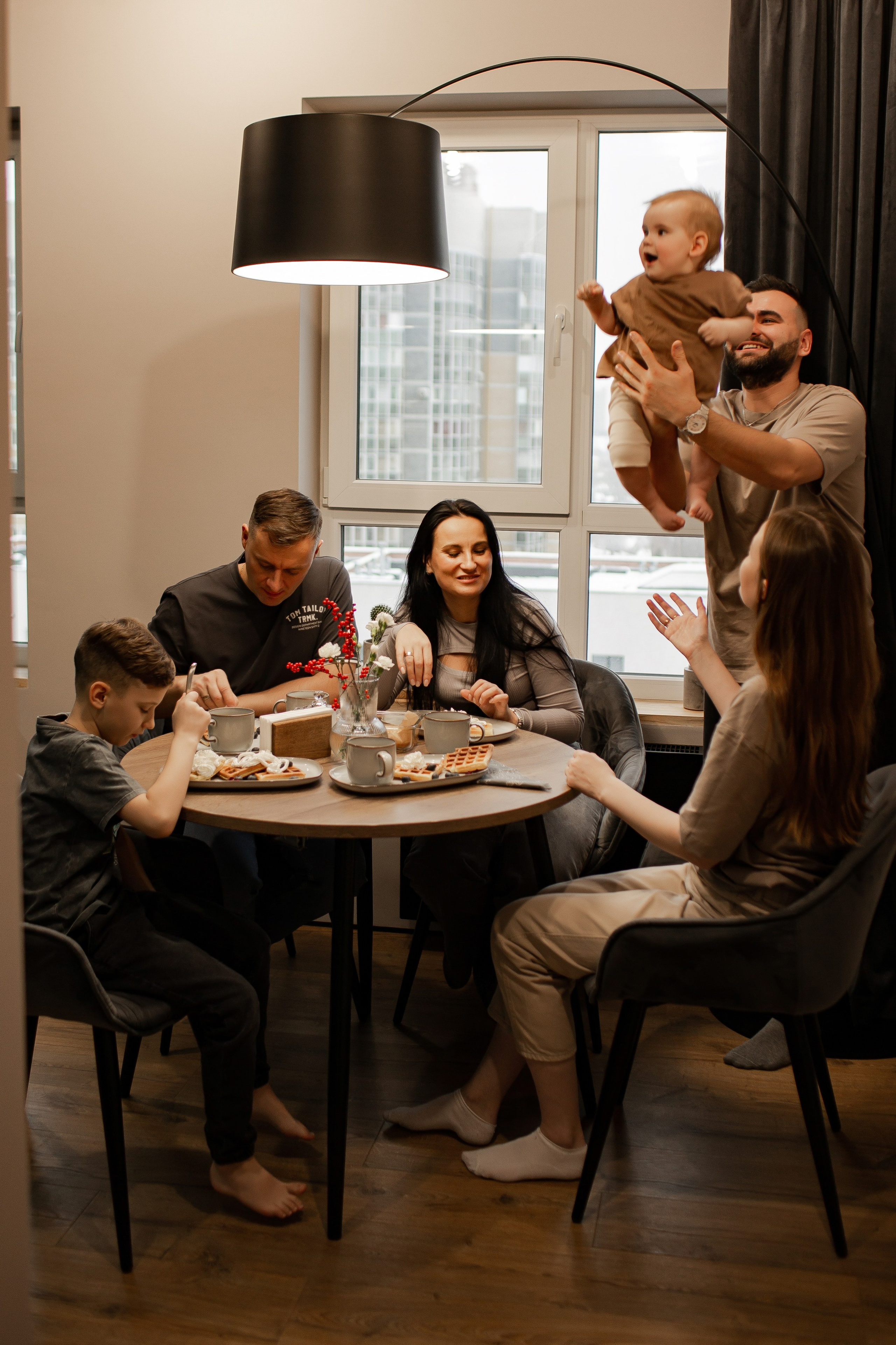 Совместный завтрак. Семейная съемка — это красивый способ признаться своей семье в любви