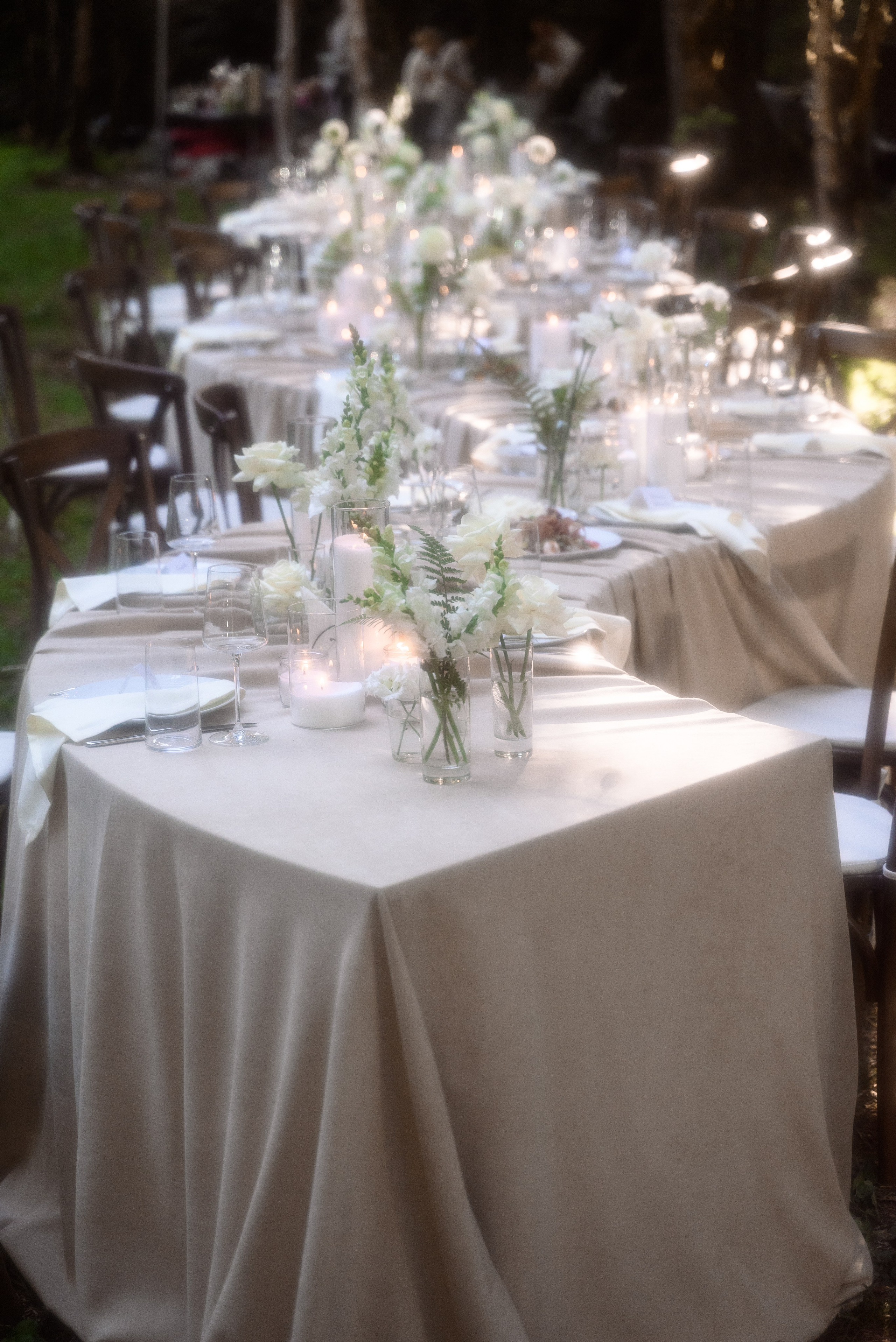 Часть стола свадебного который ещё пустой и вот-вот за него сядут гости