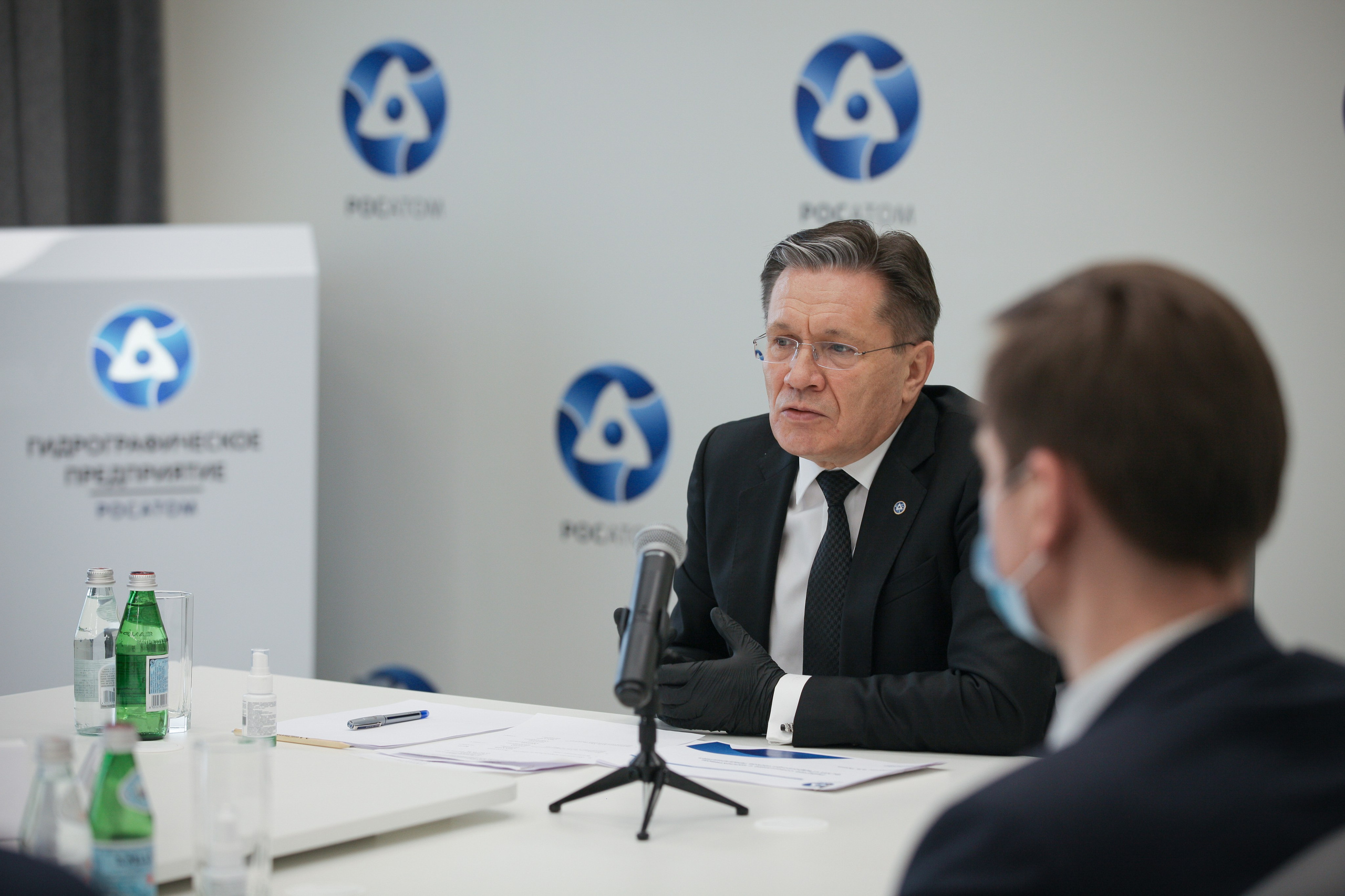 Генеральный директор Государственной корпорации по атомной энергии «Росатом» Алексей Лихачев выступает на Гидрографическом предприятии. Деловая фотосъемка.