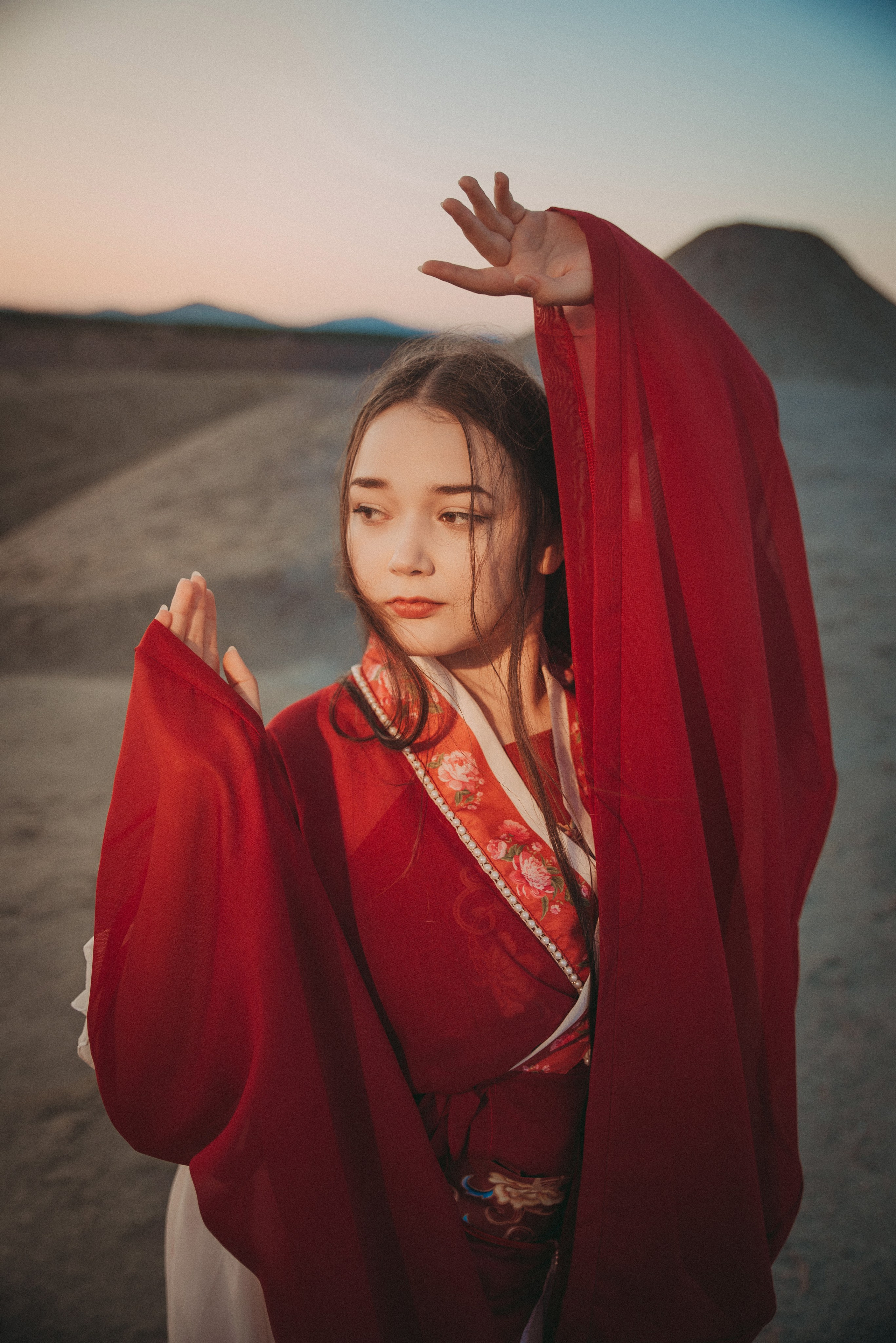 девушка танцует в красном