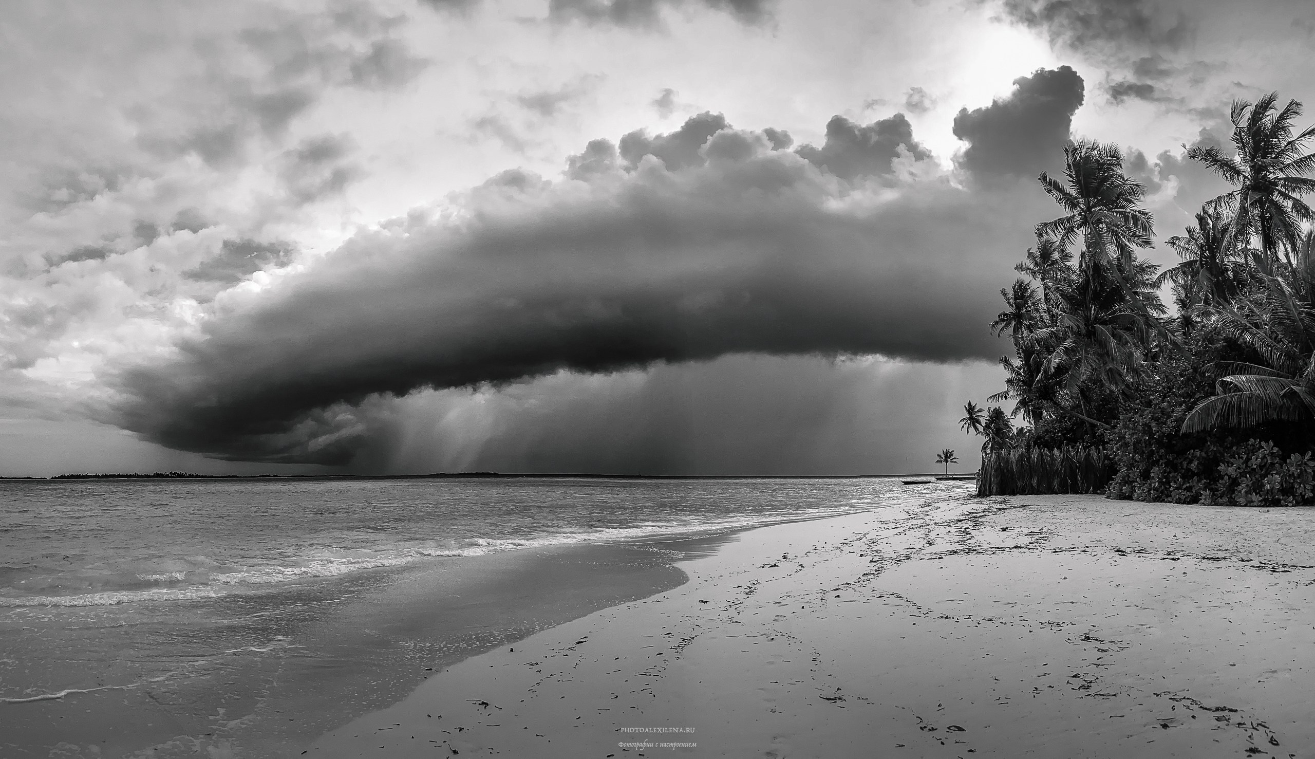 Грозовой фронт на мальдивах. Авторская фотография для интерьеров