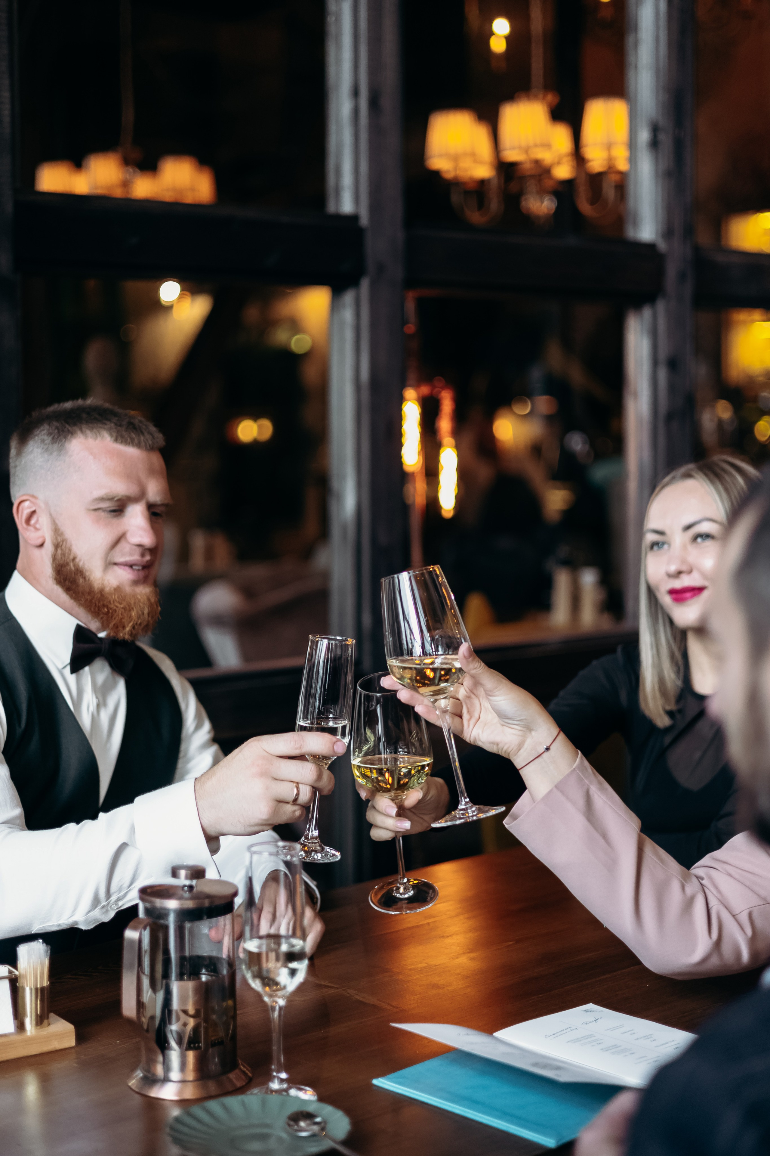 Александр и Елена (сборы, ресторан). Фотограф свадебный семейный в Красноярске Шукшина Наталья