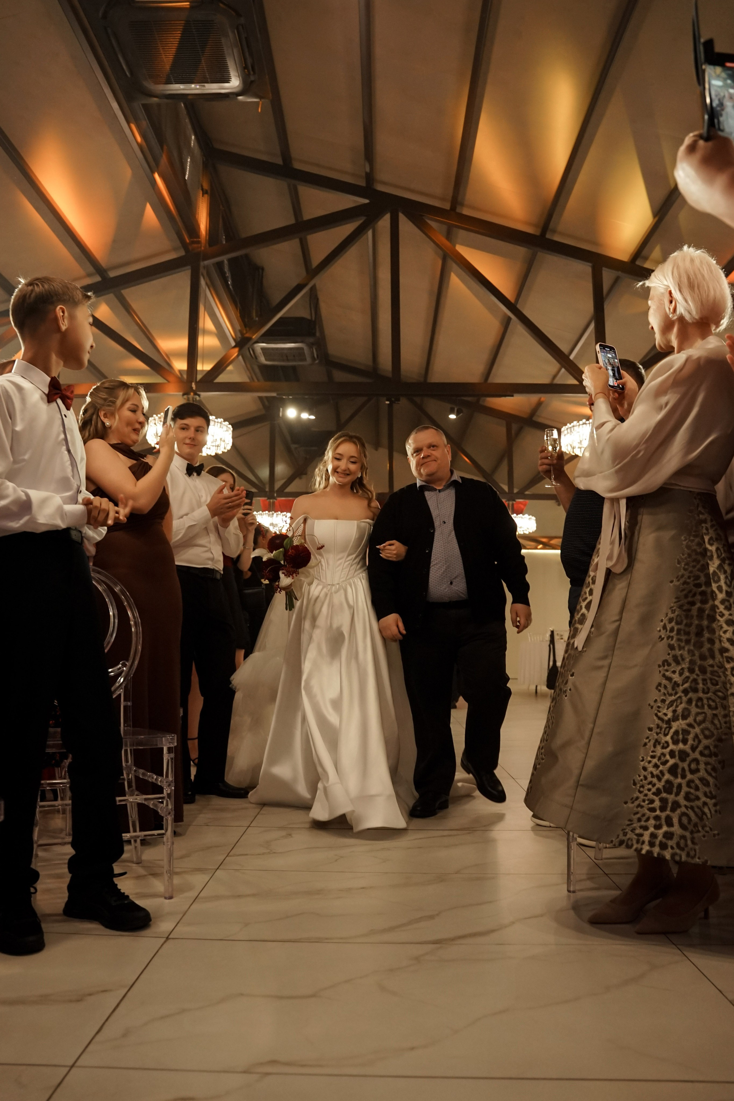 Кристина и Андрей: лавстори в гостинице и динамичный банкет. Фотограф в Иркутске