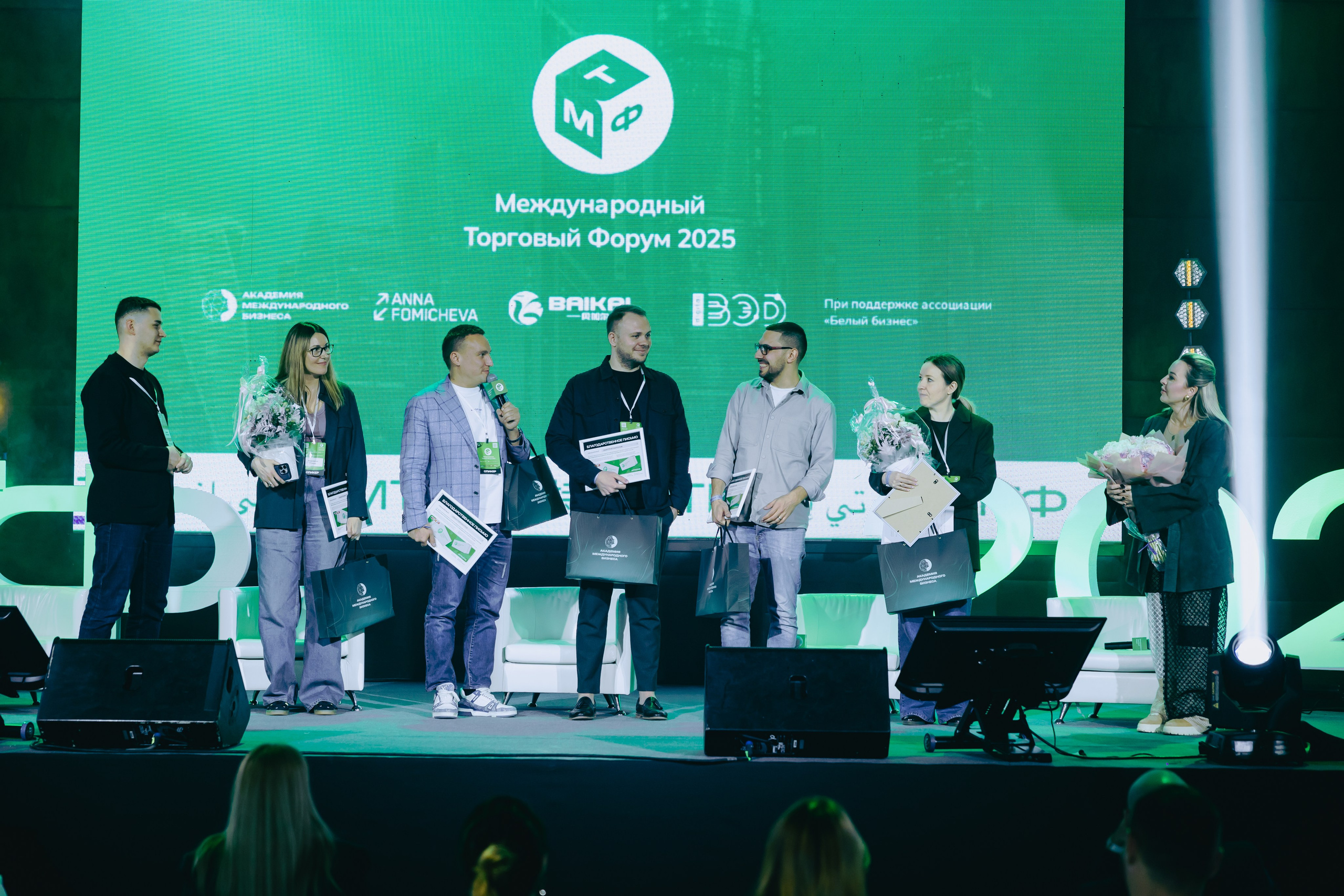 Ивенты и Конференции. Сайт с красивыми фотографиями и людьми