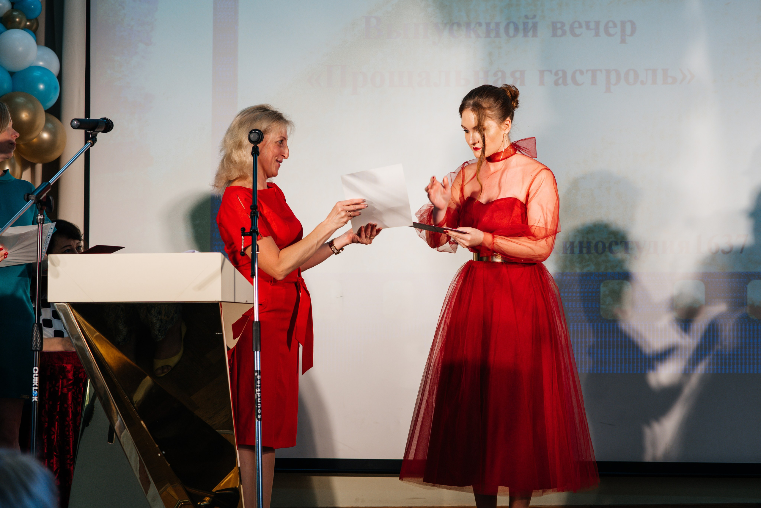 Вручение аттестатов. Выпускные альбомы в Подольске Москве и МО