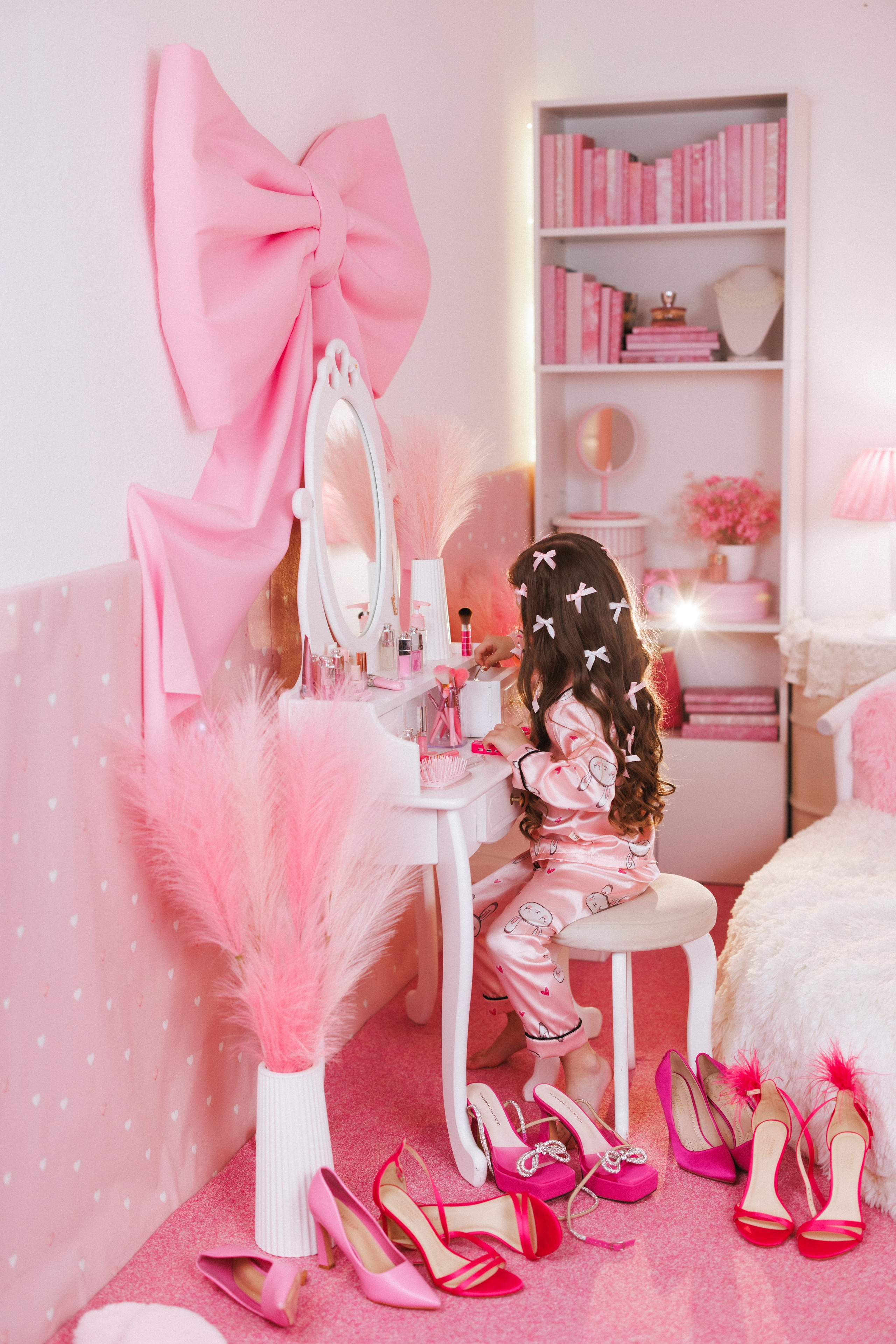 Фотосессия для девочек в интерьере розовой комнаты. Семейный и детский фотограф в Краснодаре Анна Трашкова