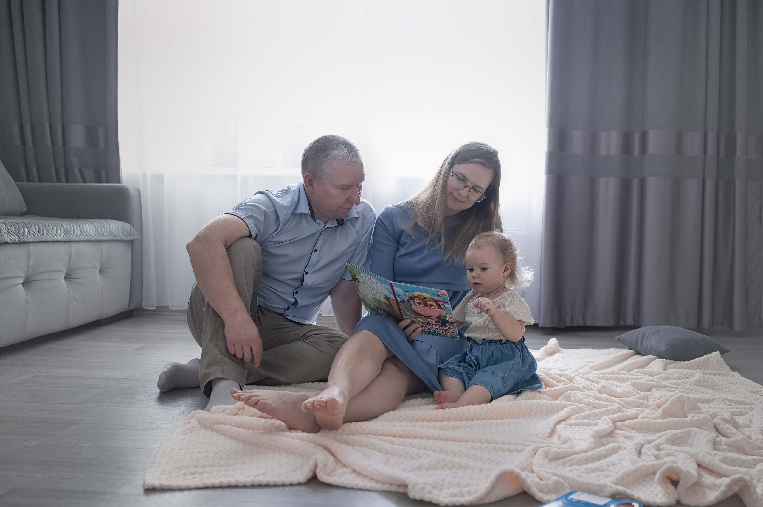 Семья Ляминых дома. Фотографы крещения/венчания  Красноярск Татьяна и Вячеслав Переваловы