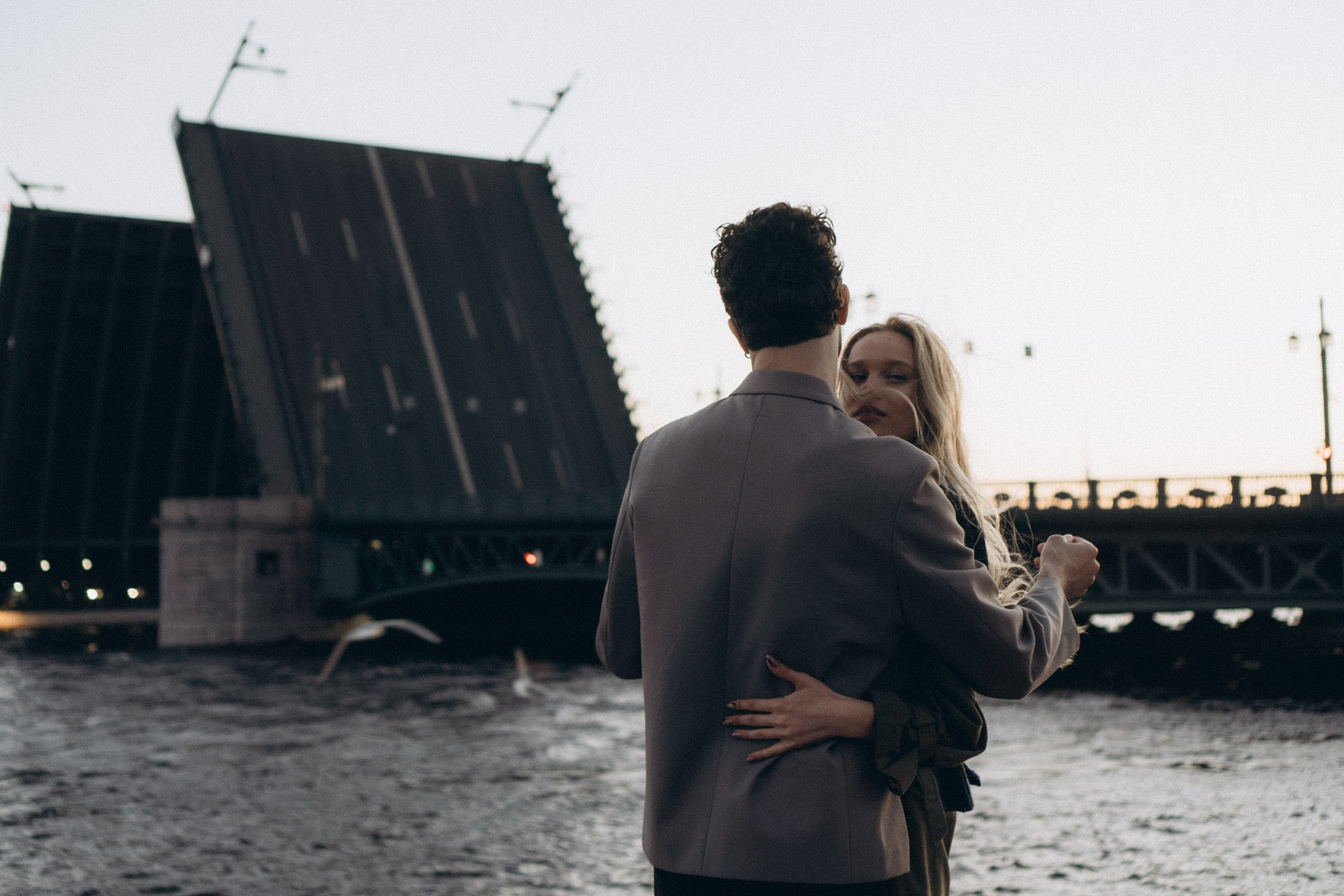 СВАДЕБНАЯ СЬЕМКА ПАРЫ НА РАССВЕТЕ В БЕЛЫЕ НОЧИ И ПРОГУЛКА С РАЗВОДНЫМИ МОСТАМИ И ПИКНИК ВОЗЛЕ ИСАКИЕВСКОГО СОБОРА. Профессиональный фотограф, Санкт-Петербург — Виктория Богомолова