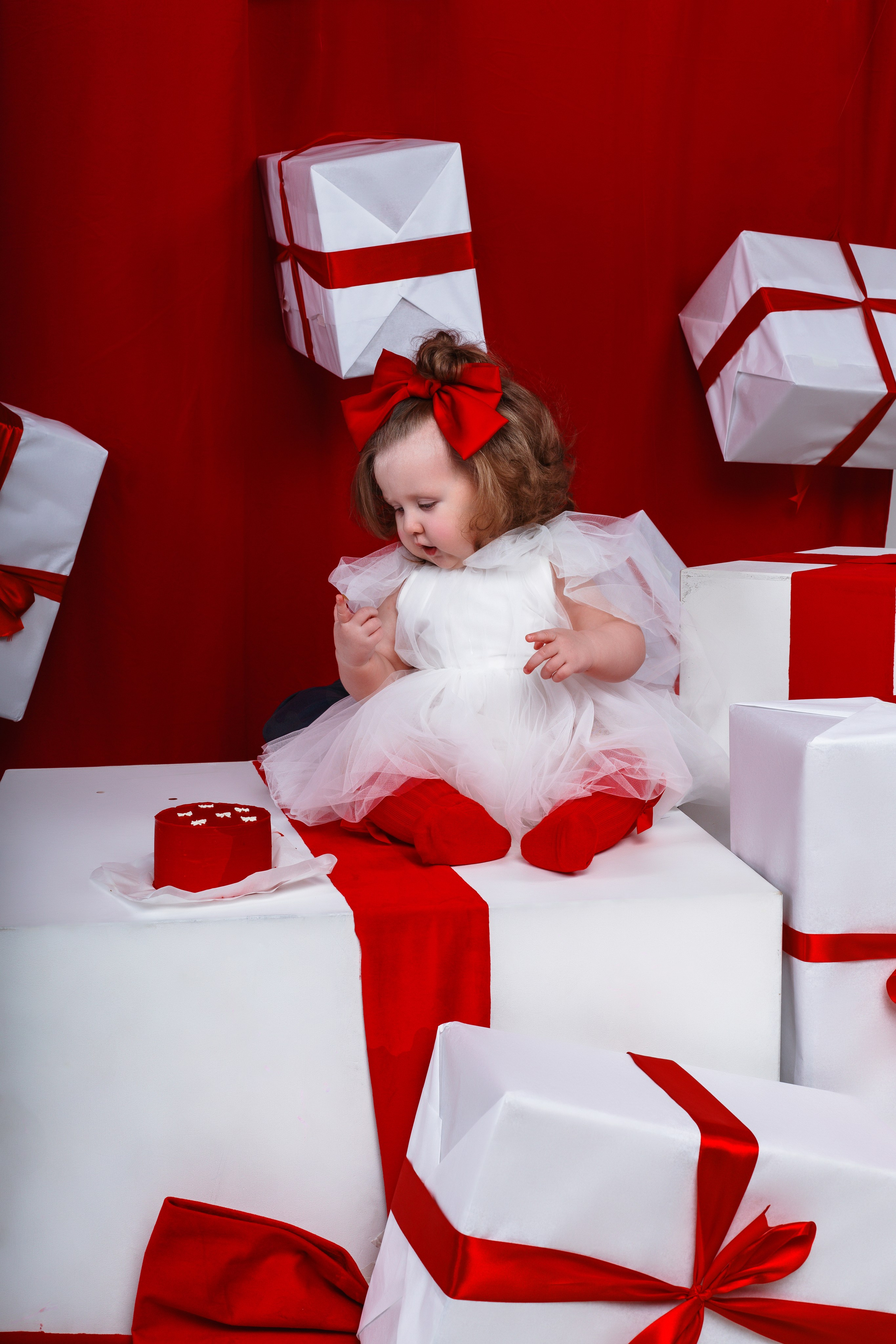 Профессиональная фотосессия на годик девочке в фотостудии в Сочи. Детский студийный фотограф Сочи