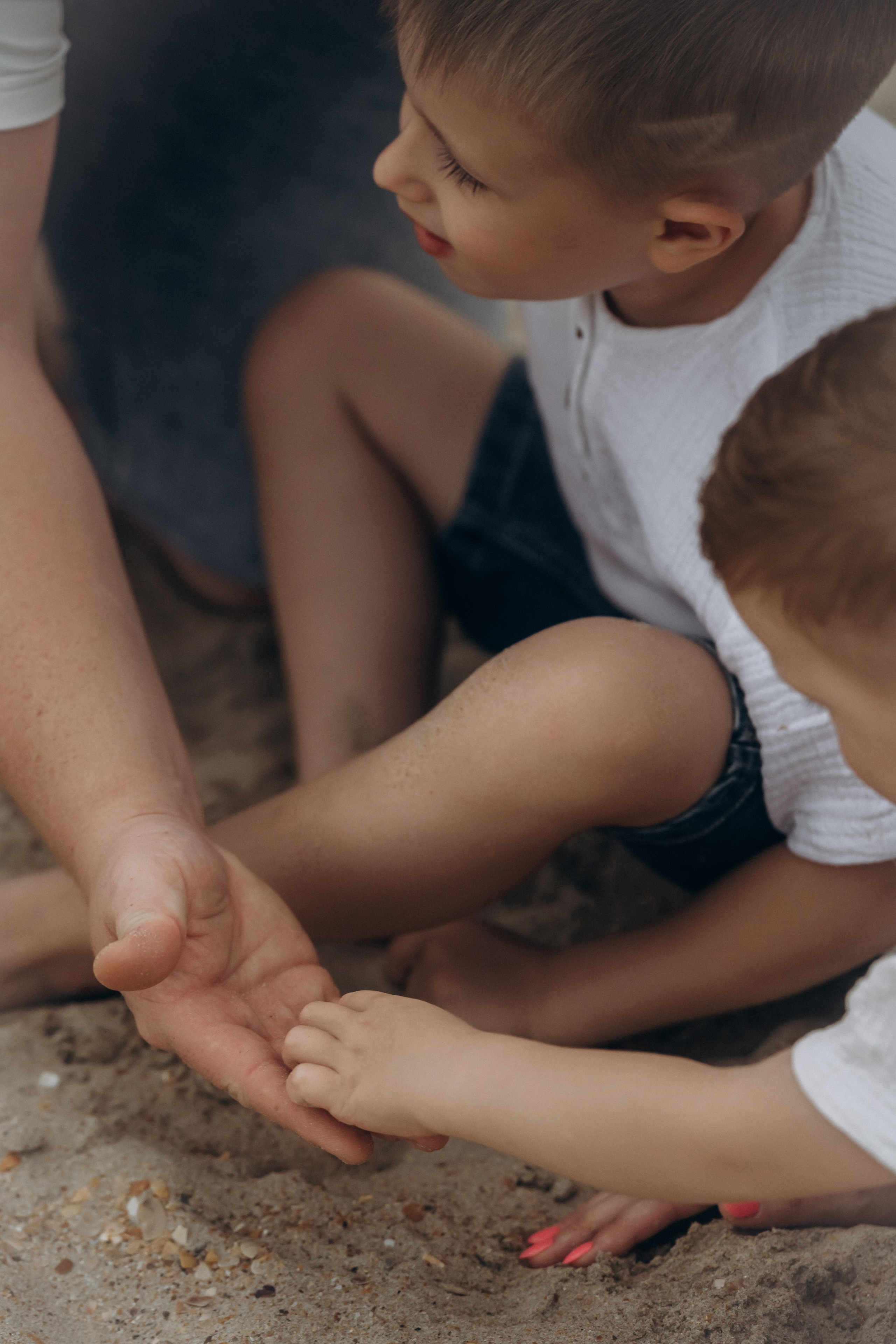 Фотограф Голубицкая запечатлела момент – мама поправляет очки старшему сыну, а папа младшему  