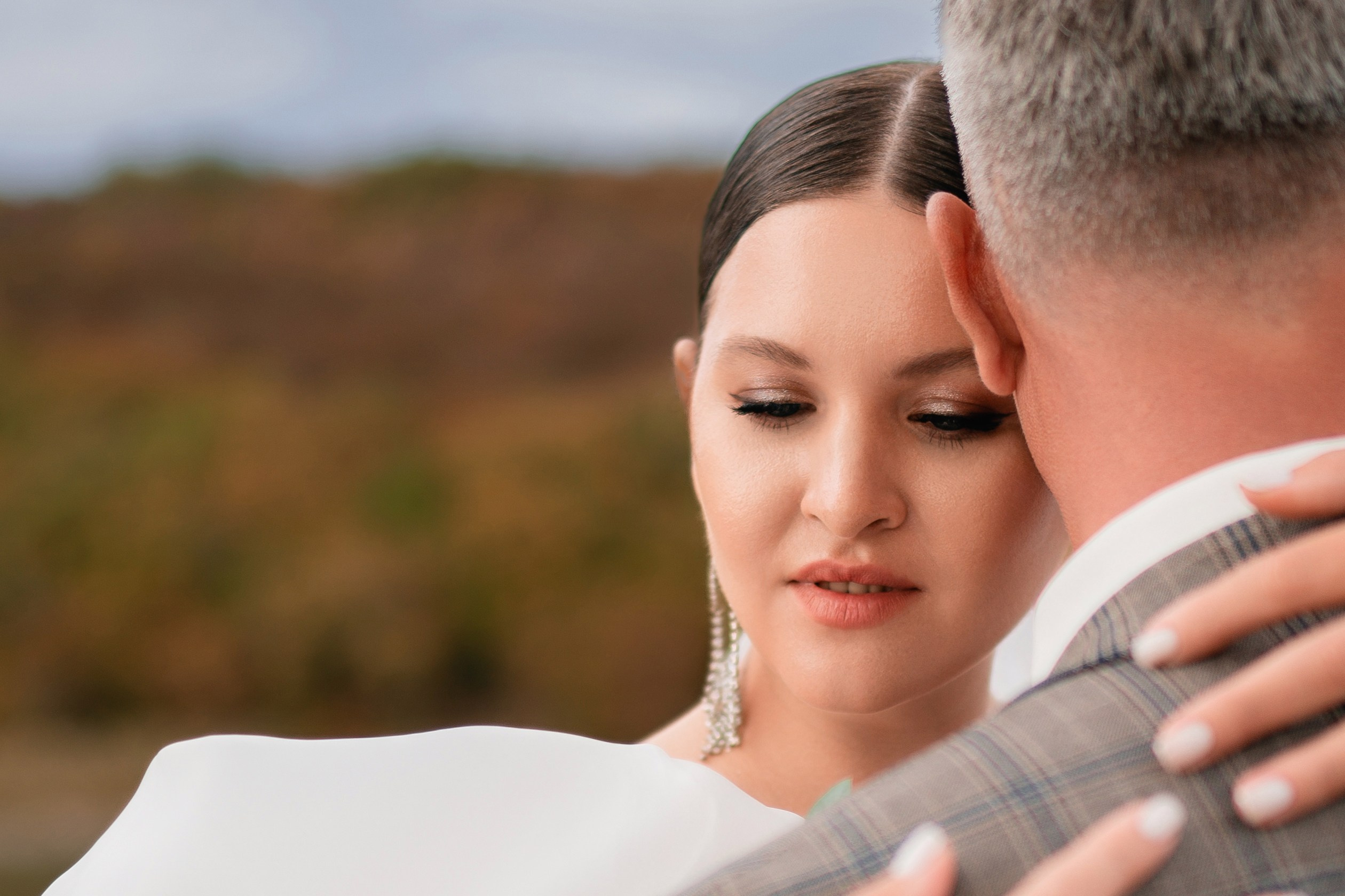 Свадебная портретная фотография молодоженов, свадебная фотосессия в усадьбе "Семигорье"