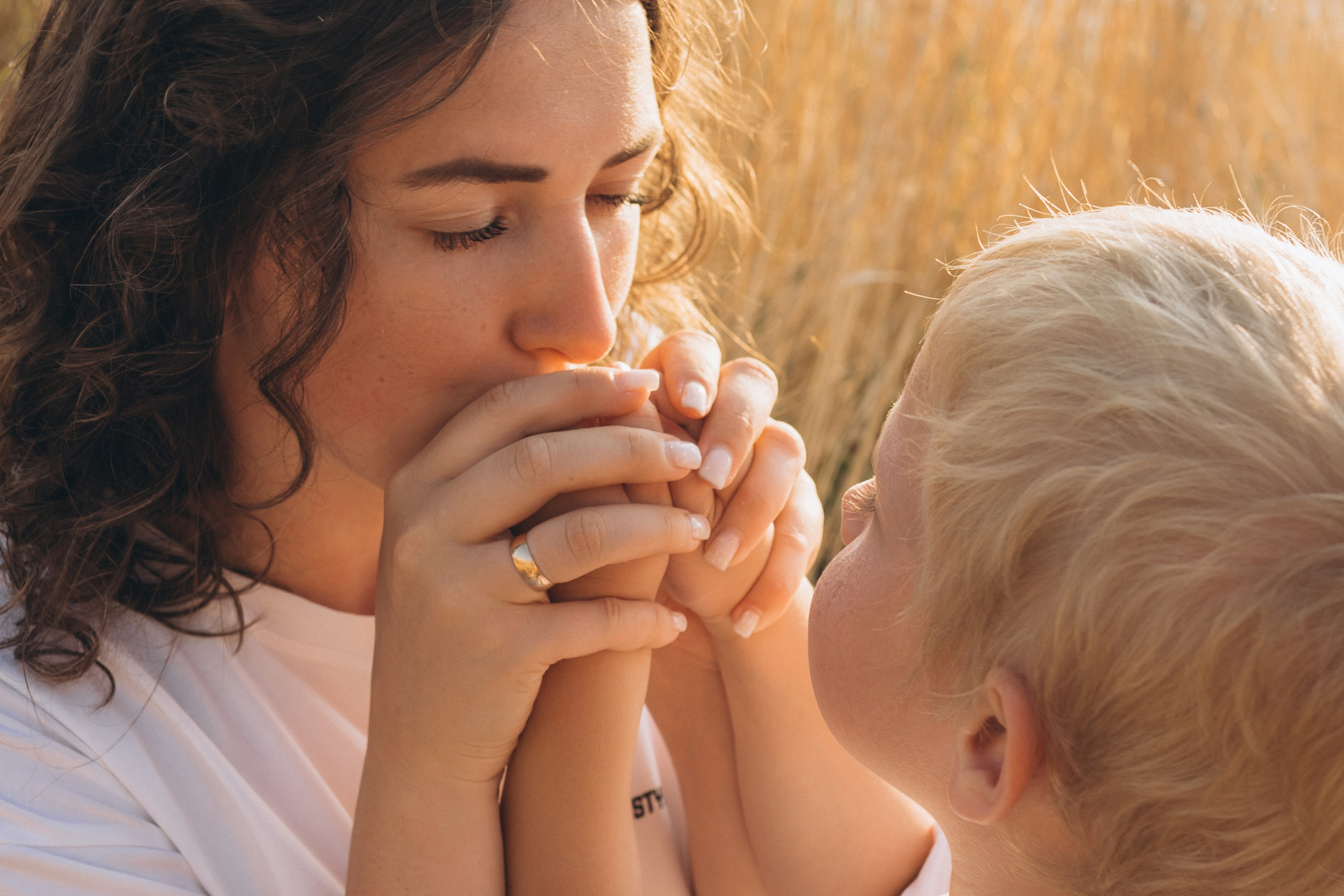 Анапские традиции: семья строит сложную систему песочных каналов для воды, фотограф Анапа
