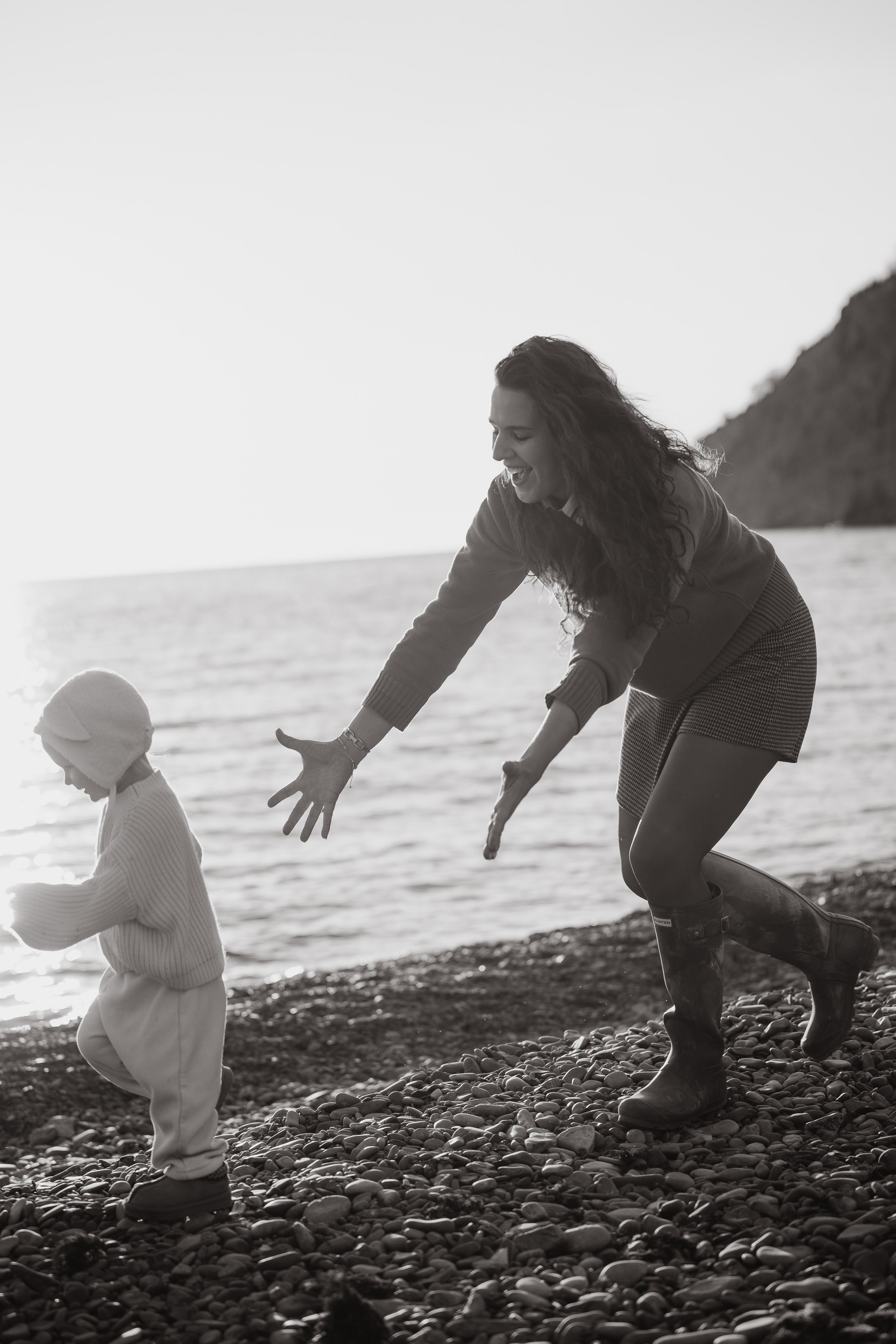 Семейный фотограф в Новороссийске. Родители с детьми на пляже во время заката. Эмоциональные и живые кадры от профессионального фотографа.