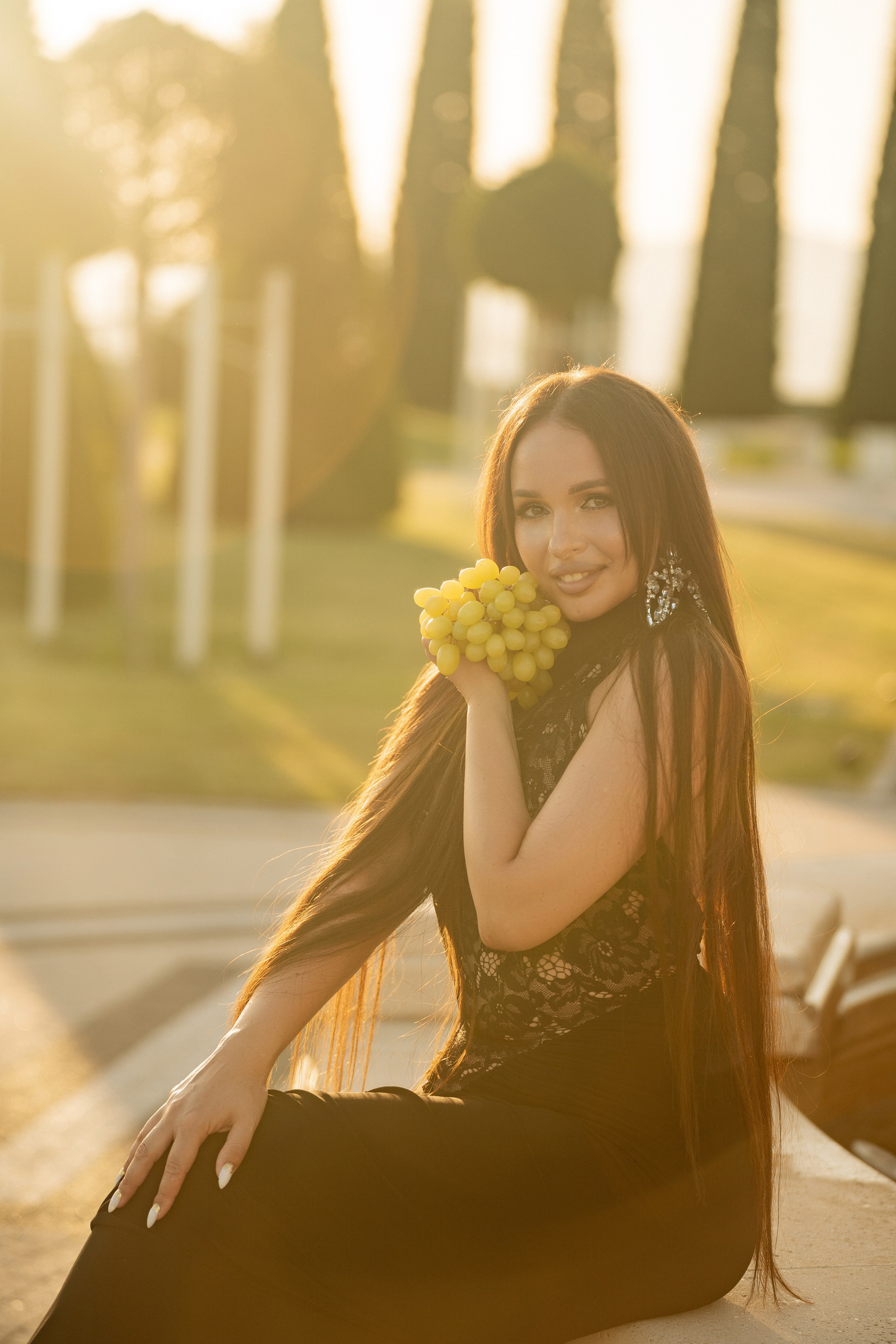 Танцующие под закат: пара кружится на фоне архитектуры Шато де Талю в Геленджике