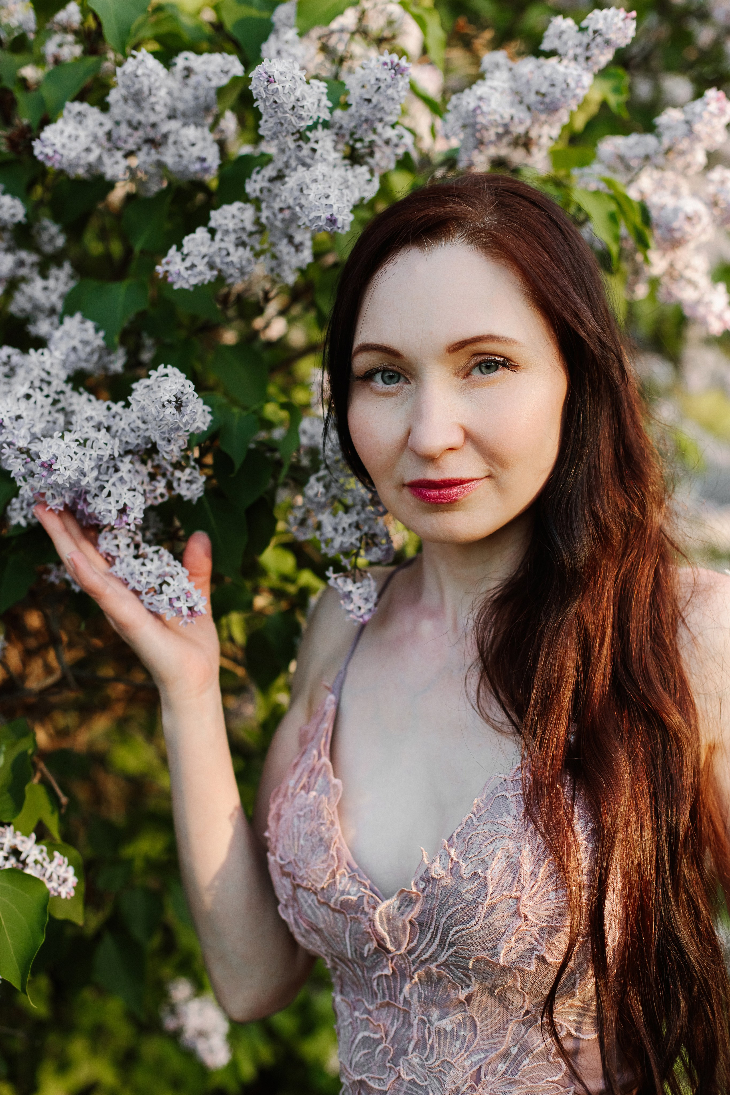 Женская фотосессия в цветении. Контентный фотограф в Перми Натали Кытманова